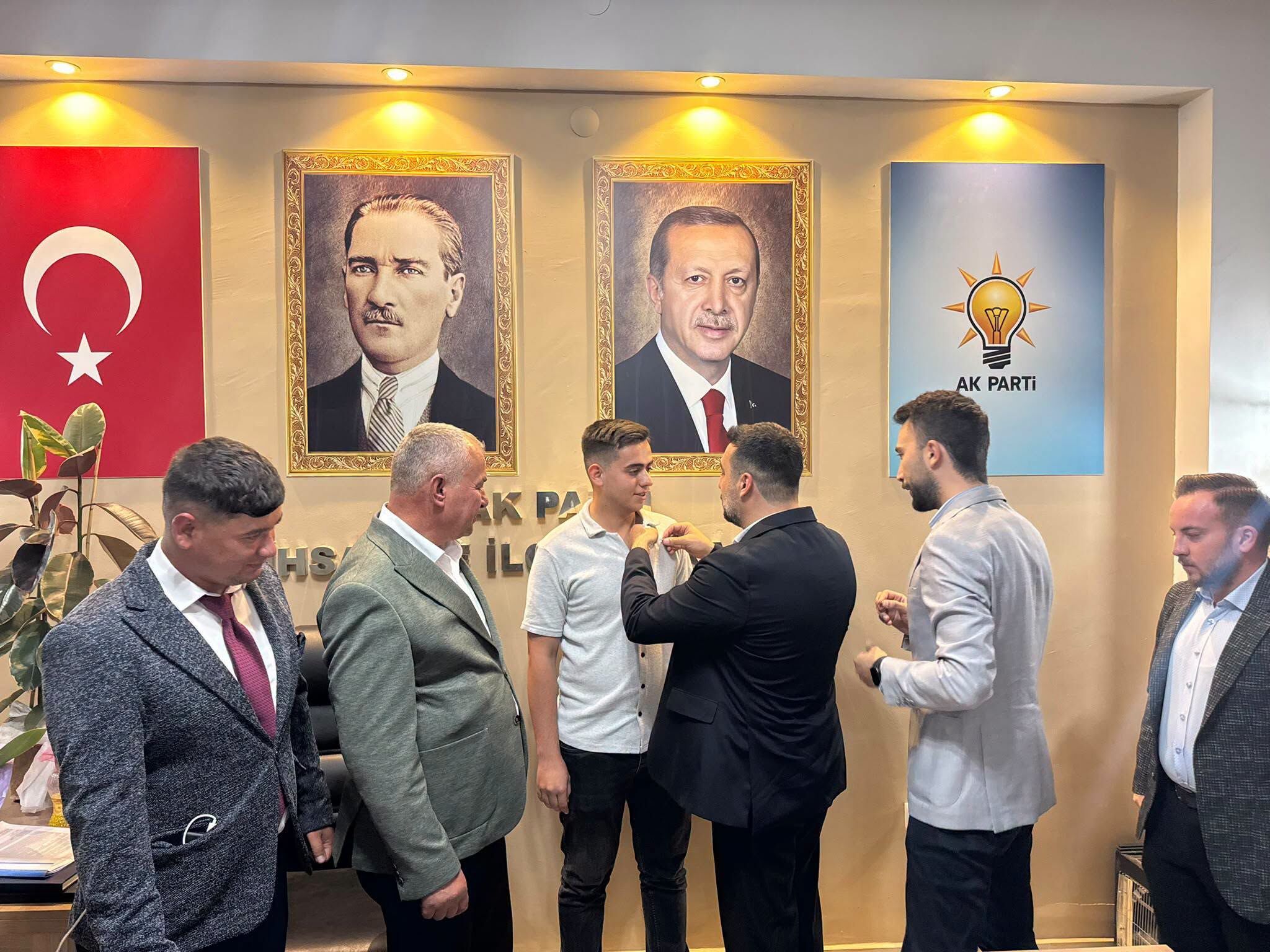 AK Parti İl Başkanı Kavak'tan İhsaniye'de gençlere rozet takdimi: "Gençlik bizim gücümüz"