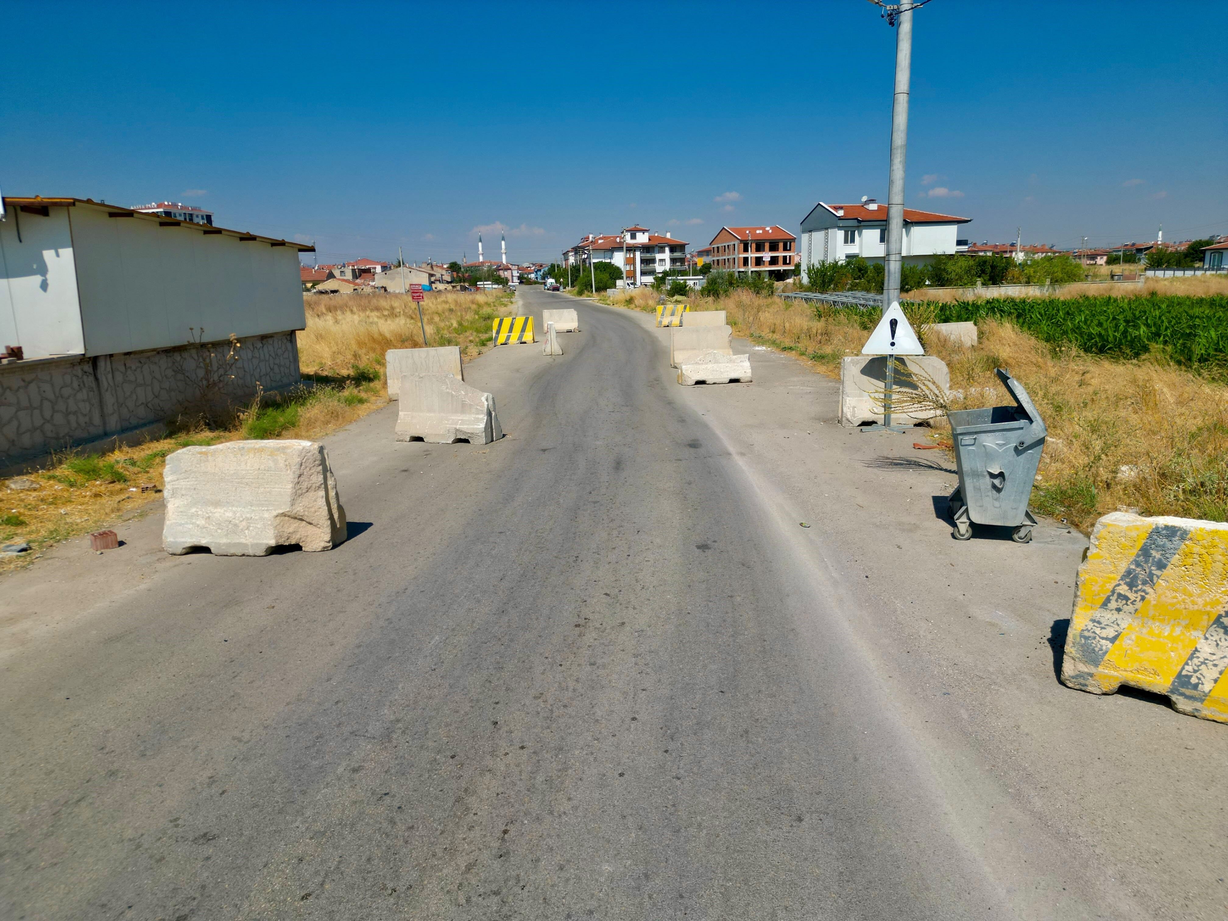 Afyon’da yolun ortasına beton bariyerler konuldu: Mahalle sakinleri çözüm bekliyor