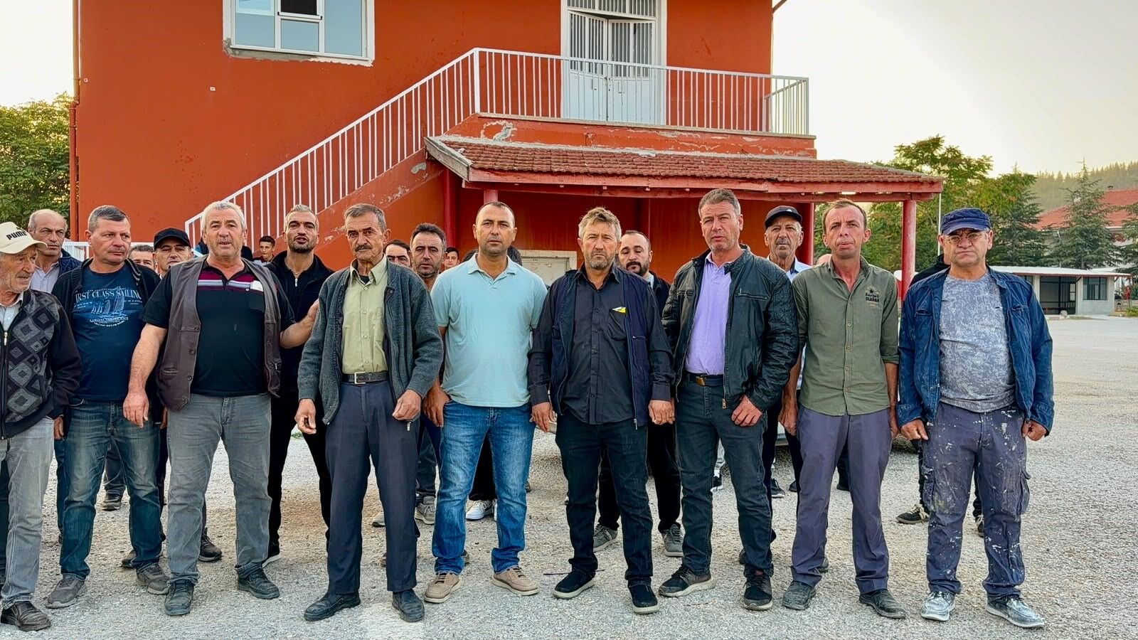 Afyon’da taşımalı eğitim krizi: 75-80 öğrenci servissiz kaldı, veliler köy meydanında toplandı!