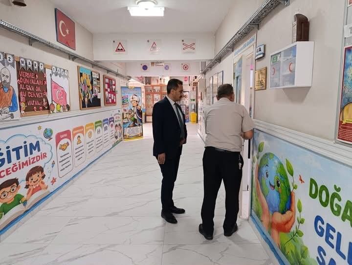 Afyon Bolvadin İlçe Milli Eğitim Müdürü Keleş'ten okullara denetim: Sınıfları gezip öğrencilerle buluştu