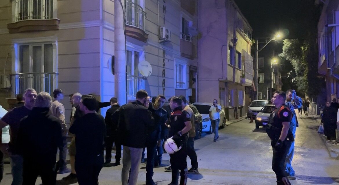 Bursa'da kalabalık gruba laf attı, dayak yedi: Silahı çekince kendini vurdu