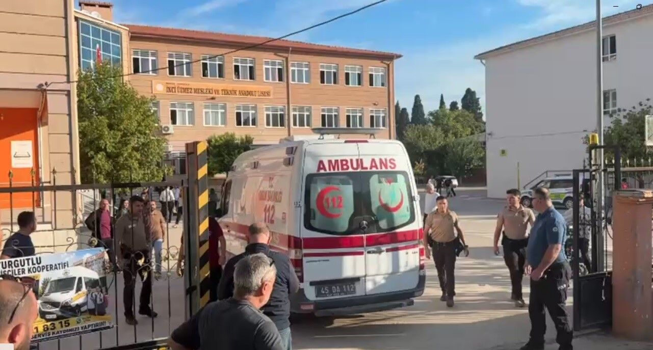 Manisa’da lise önünde silahlı saldırı: Yaralı öğrenciler var
