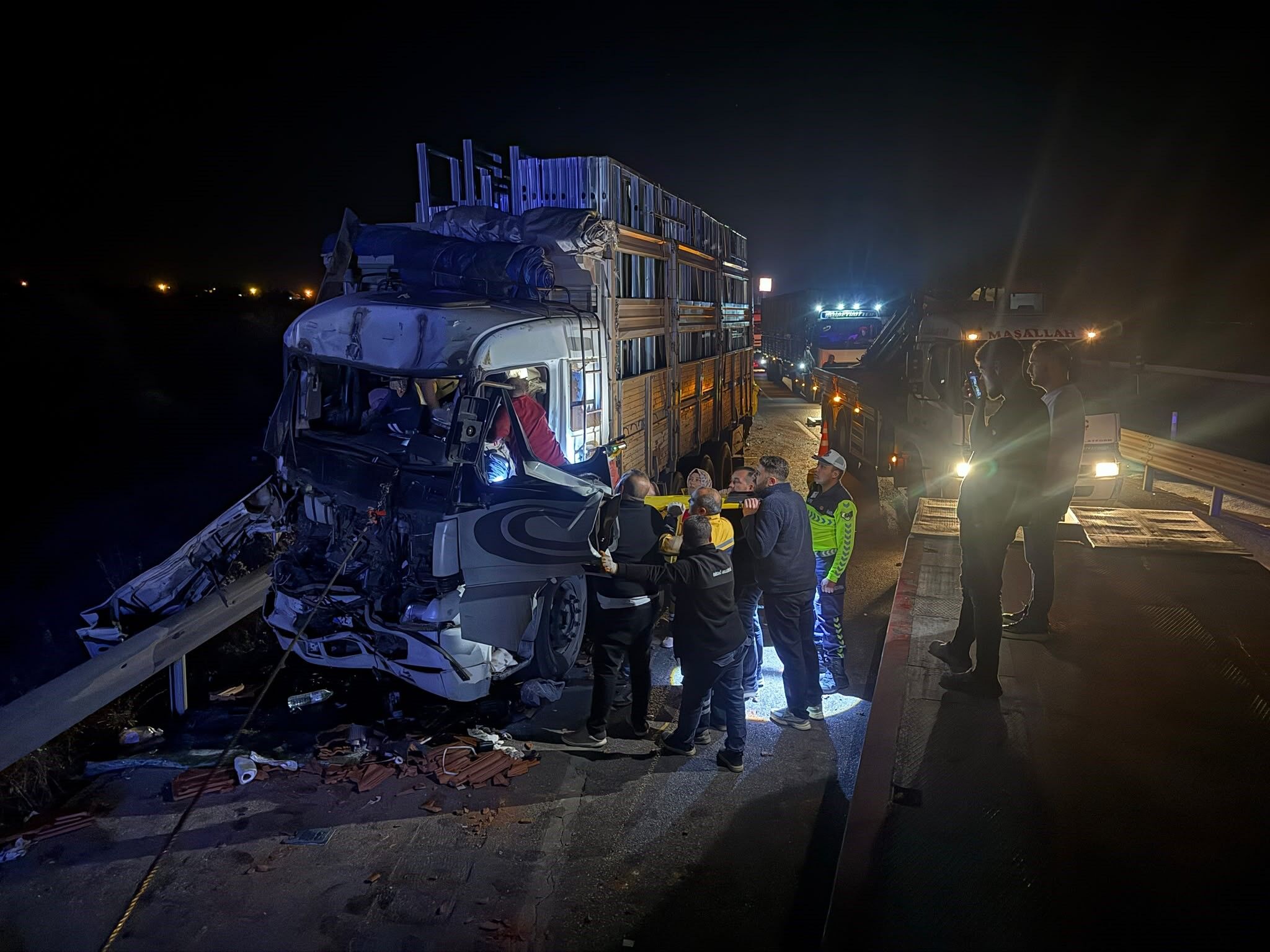 Afyon’da iki kamyon çarpıştı: Yaralı sürücünün feryatları yürek burktu