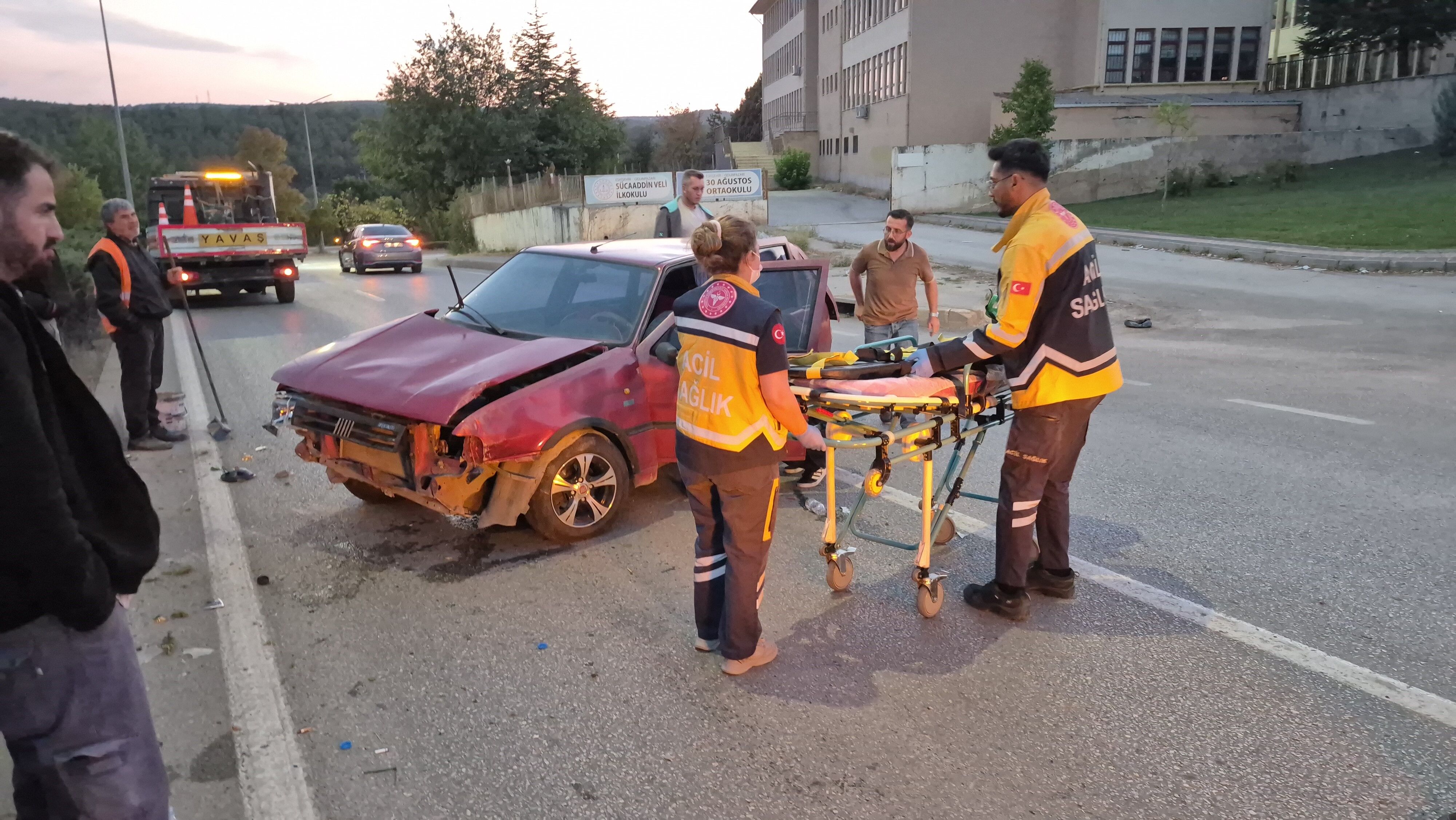 Eskişehir’de kontrolden çıkan otomobil direğe çarptı