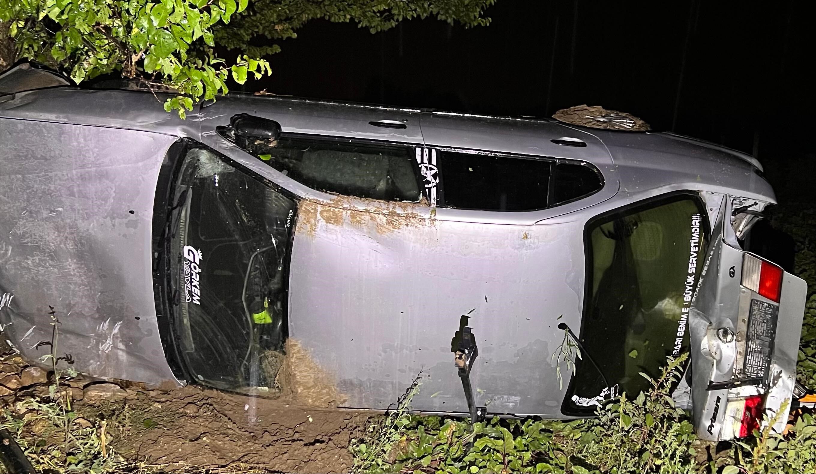 Afyon’da otomobil tarlaya devrildi: Sürücü yaralandı