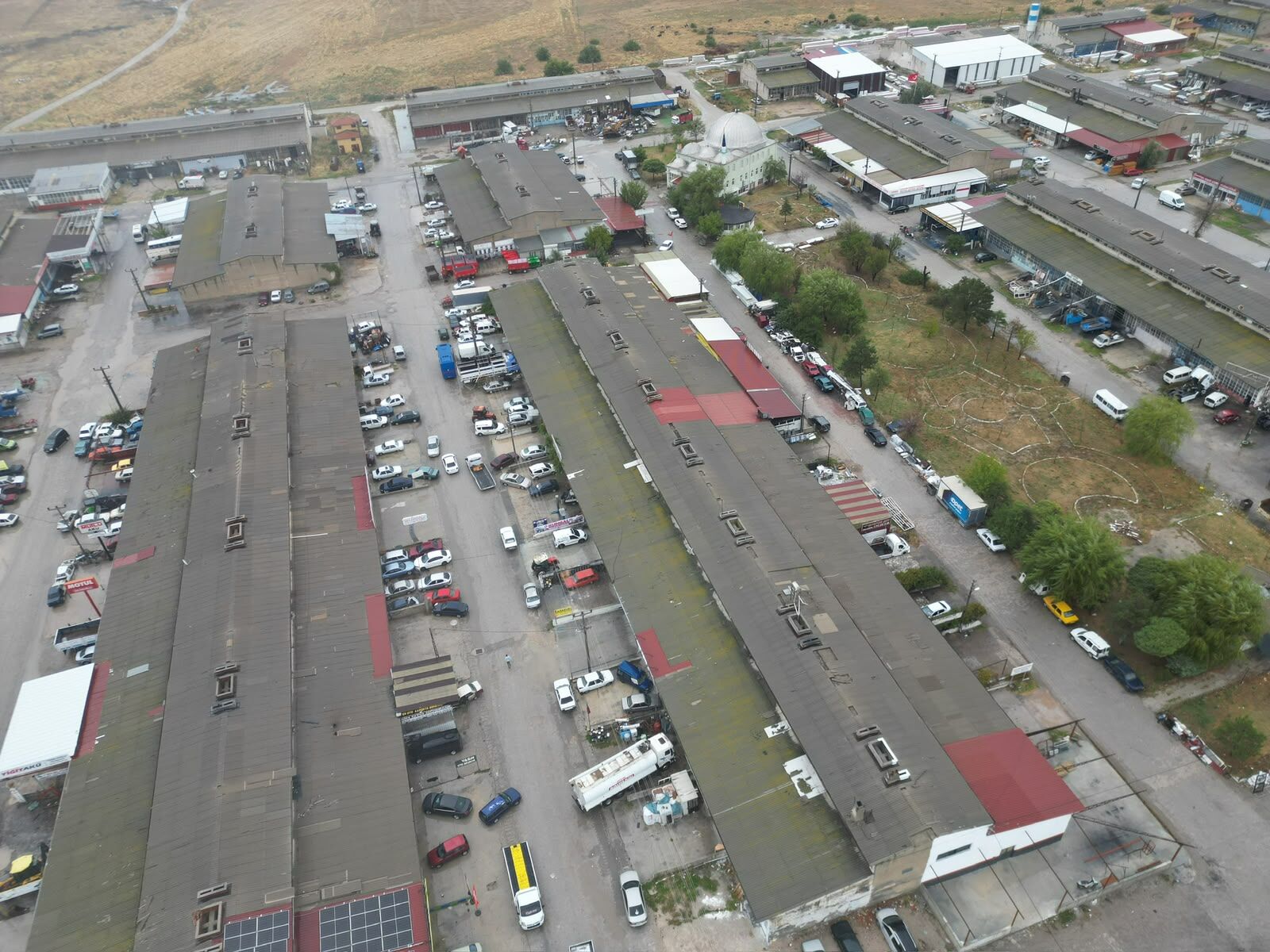 Afyon’da sanayi sitesi esnafı tedirgin: "Dükkanlarda göçükler var, zemin çöküyor!”