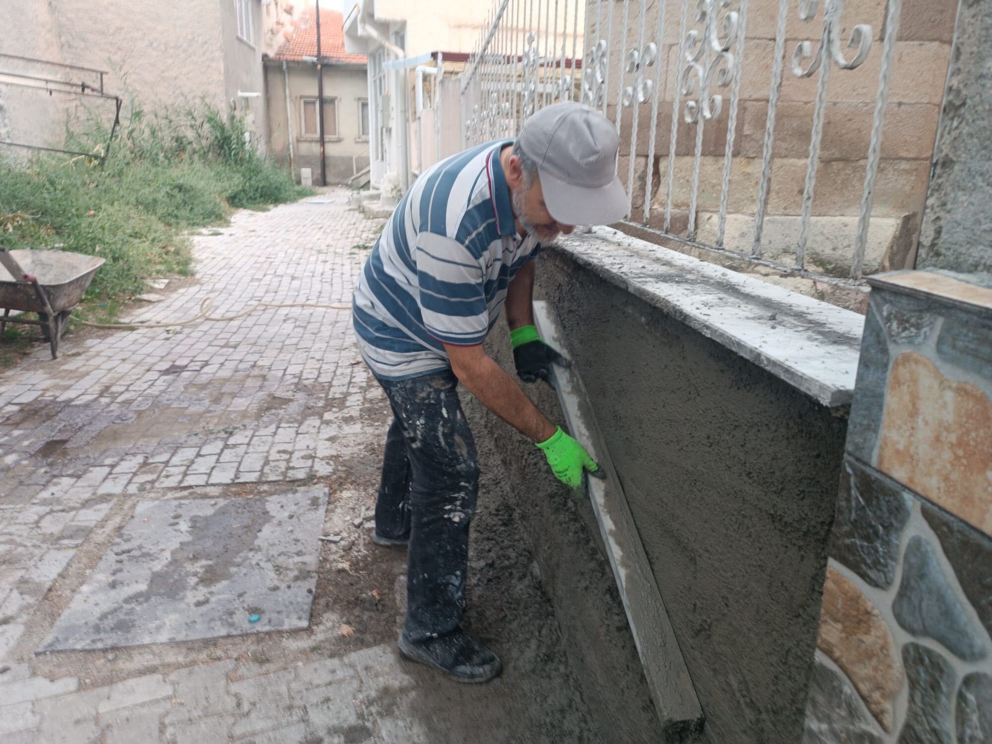 Afyon’da İmam Hatip cübbesini çıkarıp malayı eline aldı: Cami ve şadırvanı kendi onardı