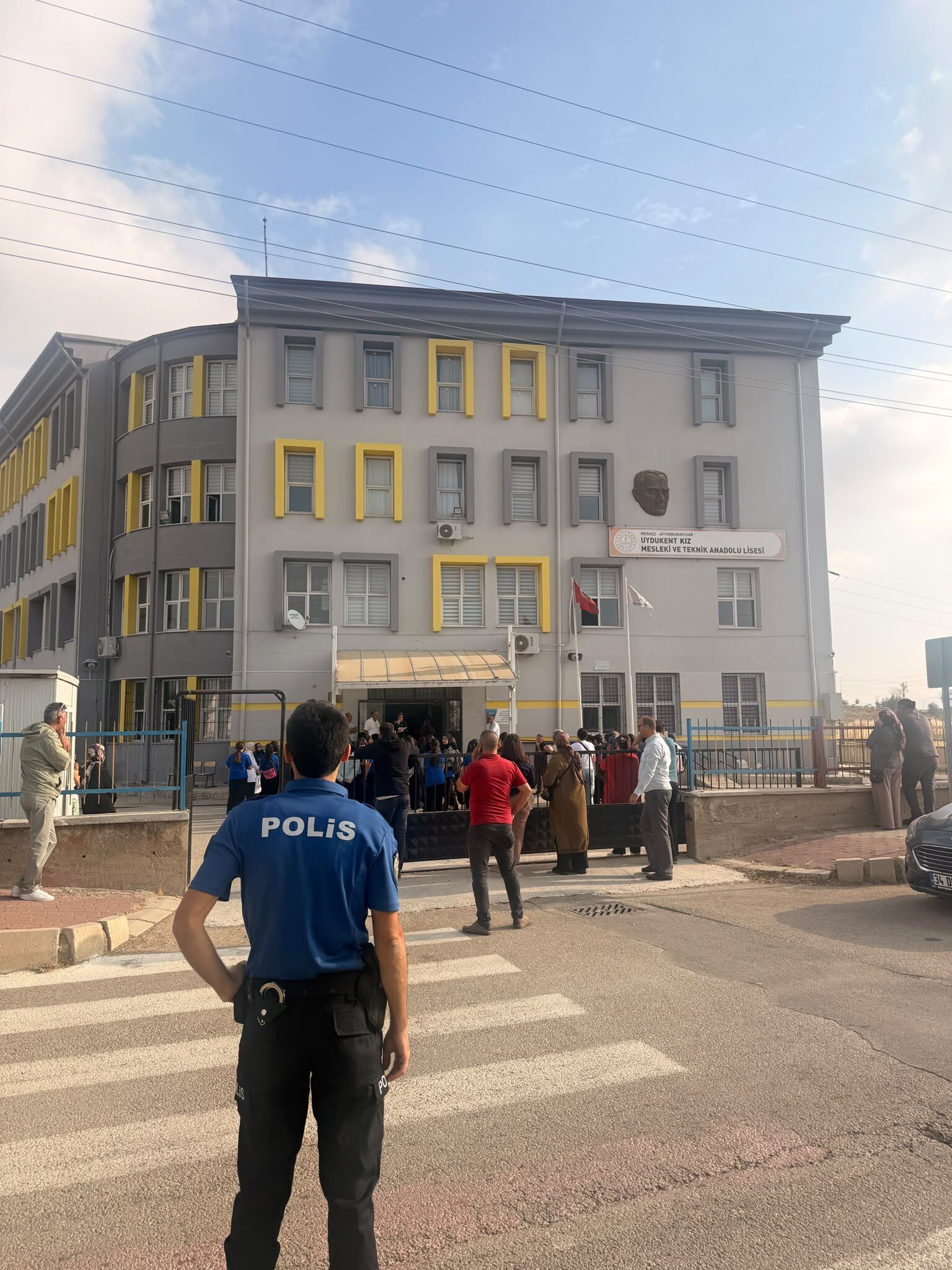Afyon'da okul çevrelerinde güvenlik uygulaması: 72 ekip ve 180 personel ile yapıldı