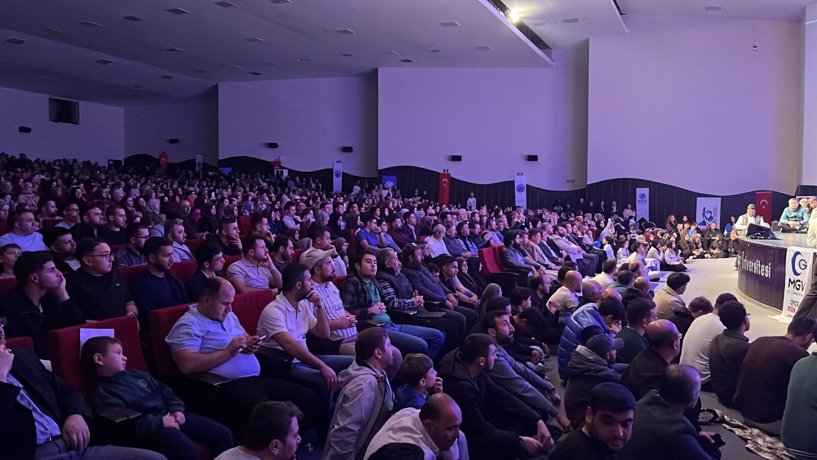 Afyon’da bu programa ilgi patladı: Koltuklar yetmedi, vatandaşlar yere oturdu