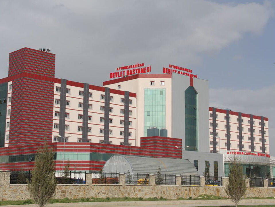 Afyon’da hastane bahçesinde kavga: “Doktorun burnu kırıldı” iddiası!