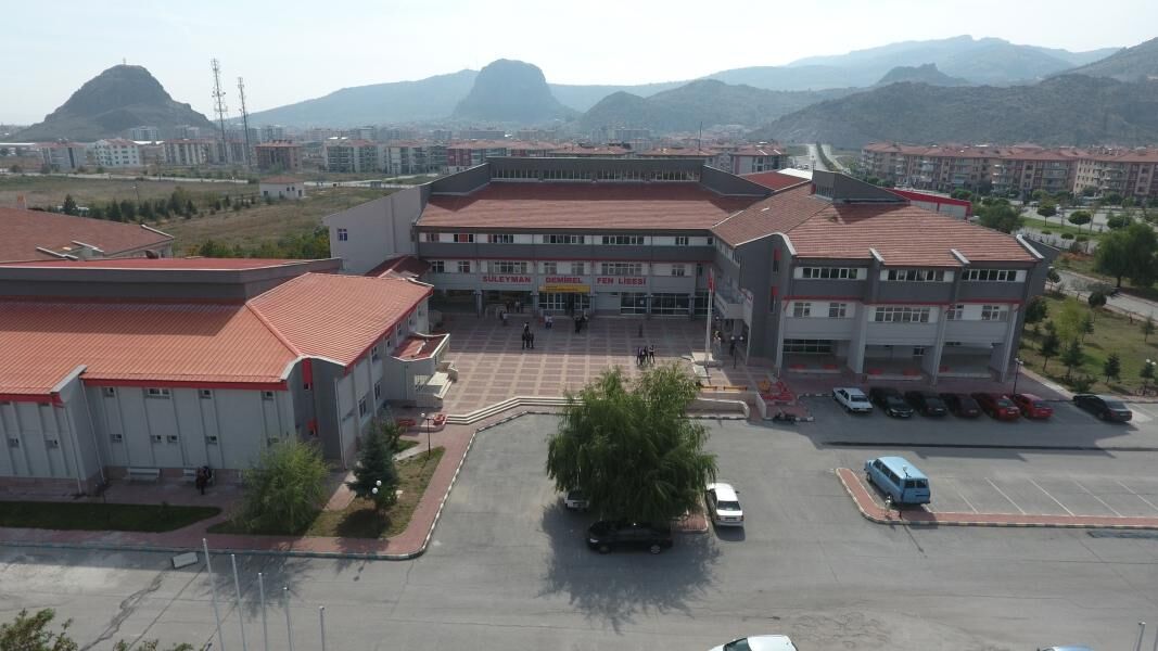 Afyon’da Fen Lisesi velisinden çağrı: “60 öğrenci yemek yerken bizim çocuklarımız bakacak mı?”