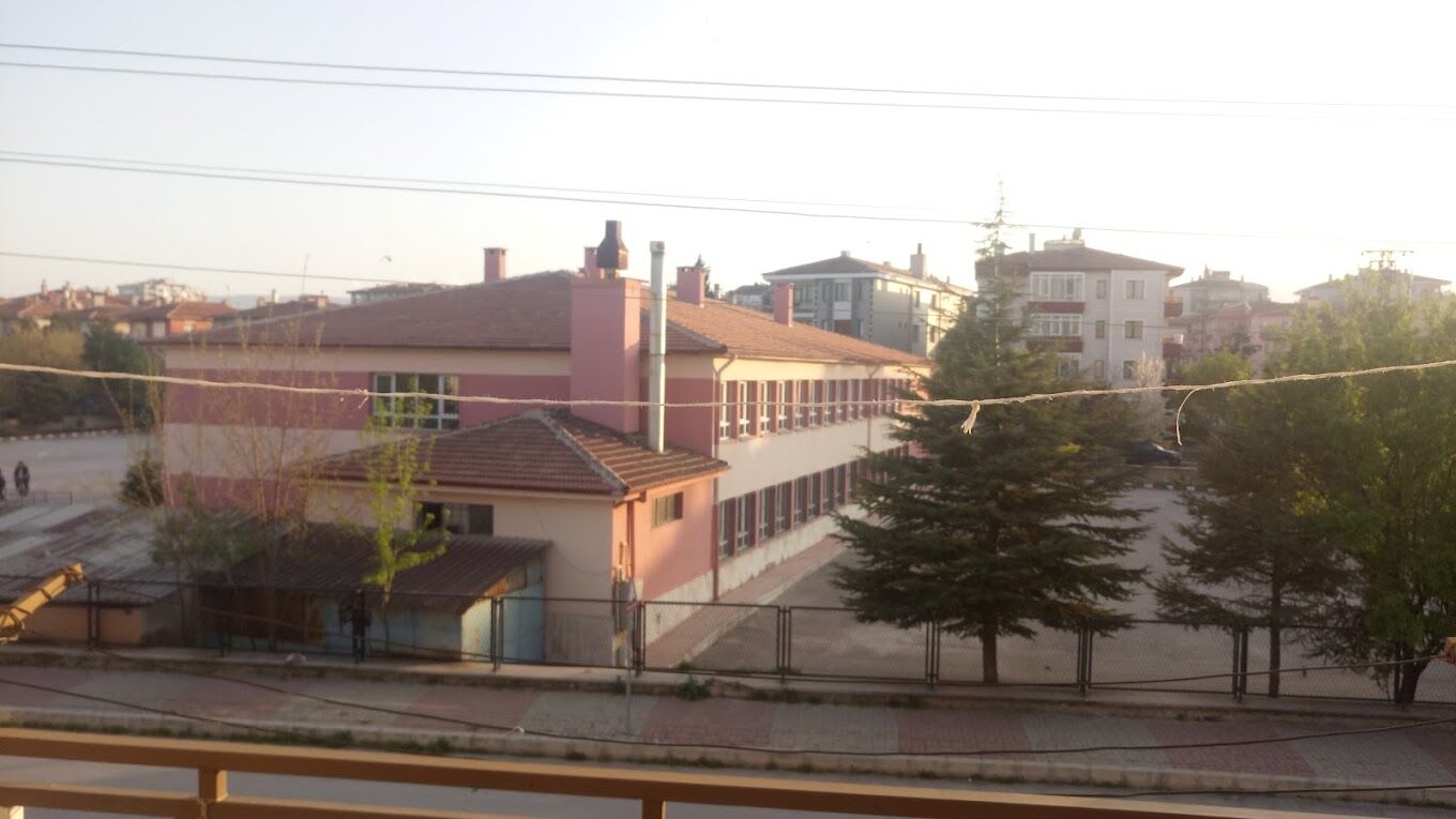 Afyon’da o okuldaki velilerden öğretmen değişikliği isyanı: "Çocuğumuz 4 yılda 5 öğretmen değiştirdi"