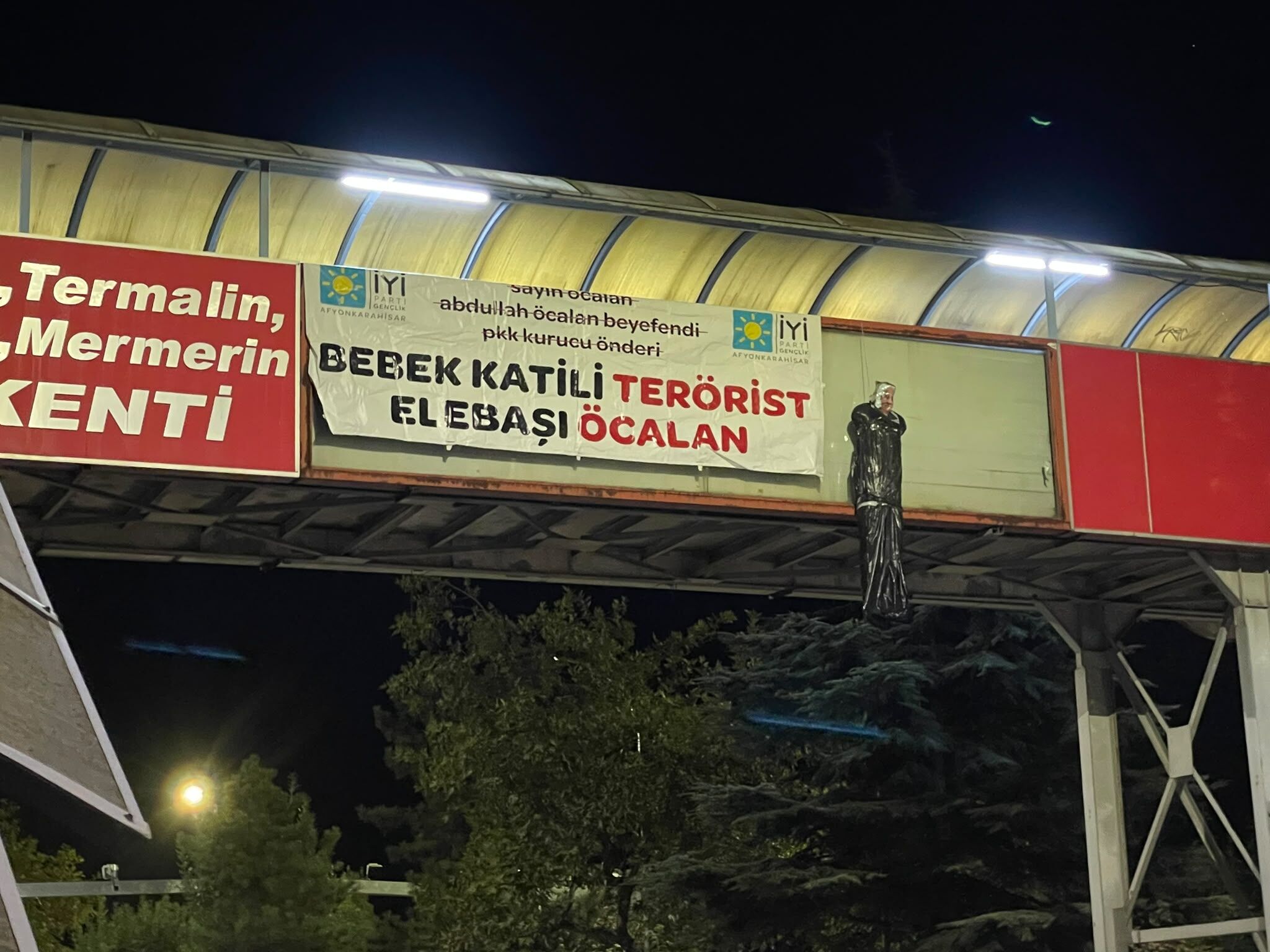 Afyon’da İYİ Gençler’den gece yarısı Öcalan protestosu: Üst geçitlere pankart astılar