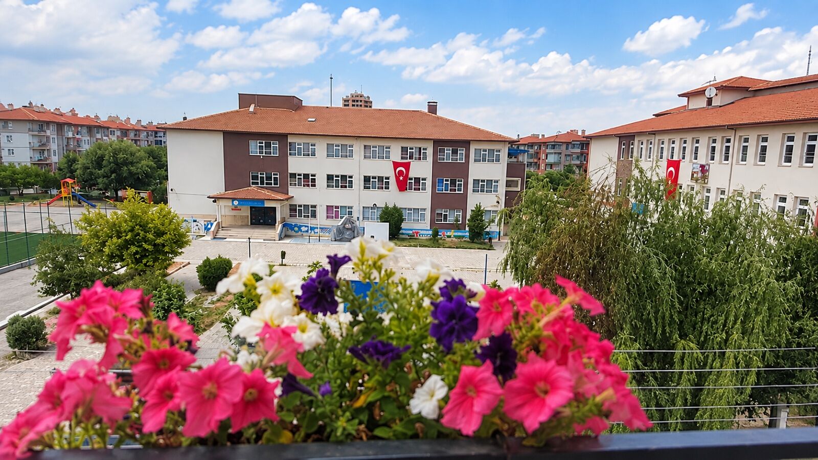 Afyon’da 32 öğrenci öğretmen bekliyor: Velilere “Dua edelim de pazartesi öğretmen gelsin” mi denildi?