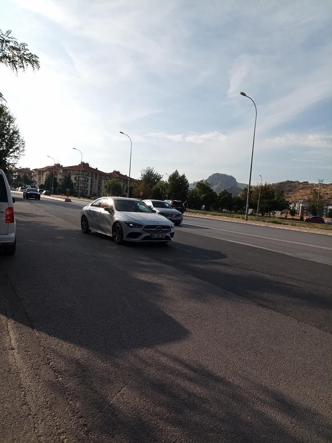 Selçuklu Mahallesi sakini: Burada ya refüjü uzatın ya da yaya geçidi yapın çocuklar zorlanıyor!