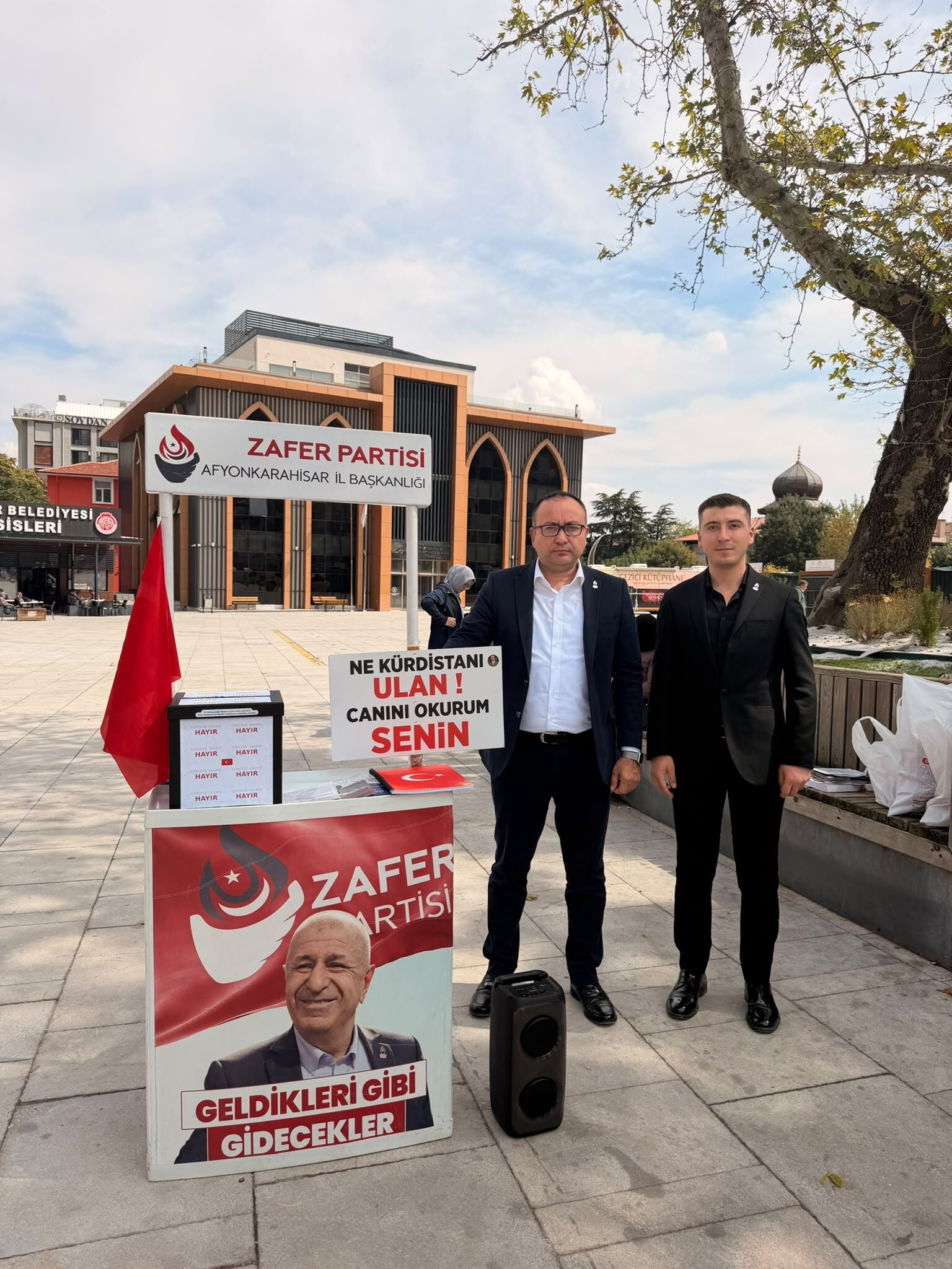 Zafer Partisi Afyon'da "Çerçeve Yasaya Hayır" standı açtı