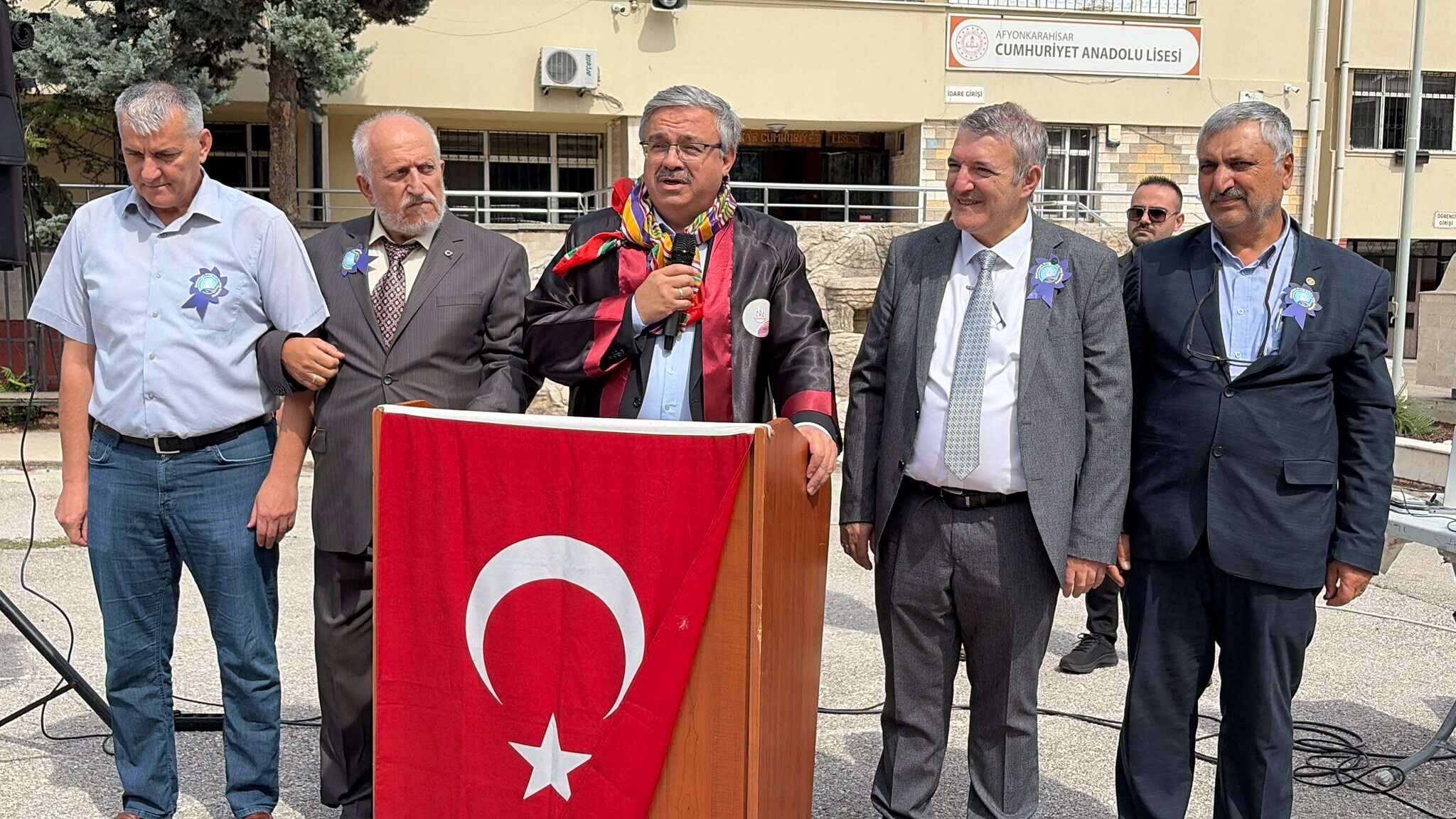 Afyon’da 40 yıl sonra aynı okul bahçesinde buluştular: Okul yoklaması yeniden yapıldı