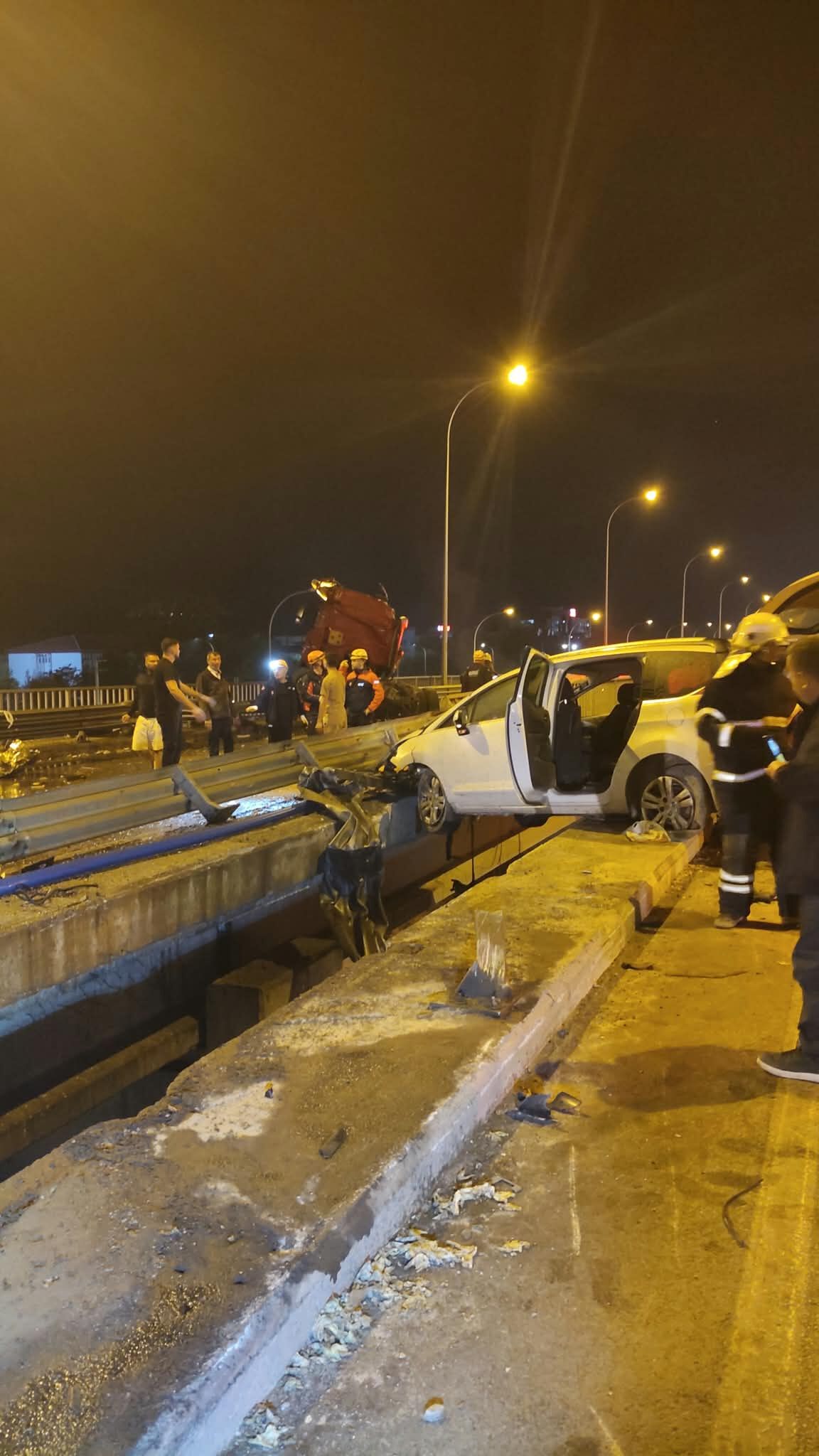 Afyon’da oteller bölgesi üst geçidinde korkunç kaza: Ortalık savaş alanına döndü, yaralılar var!