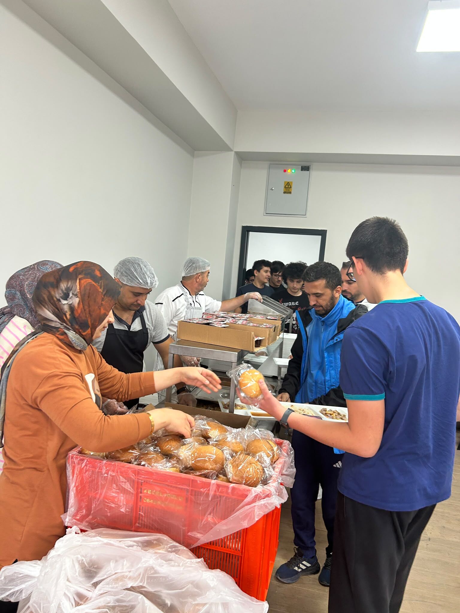 Afyon’da 220 öğrenciye her gün sıcak yemek desteği: 4 çeşit yemek veriliyor
