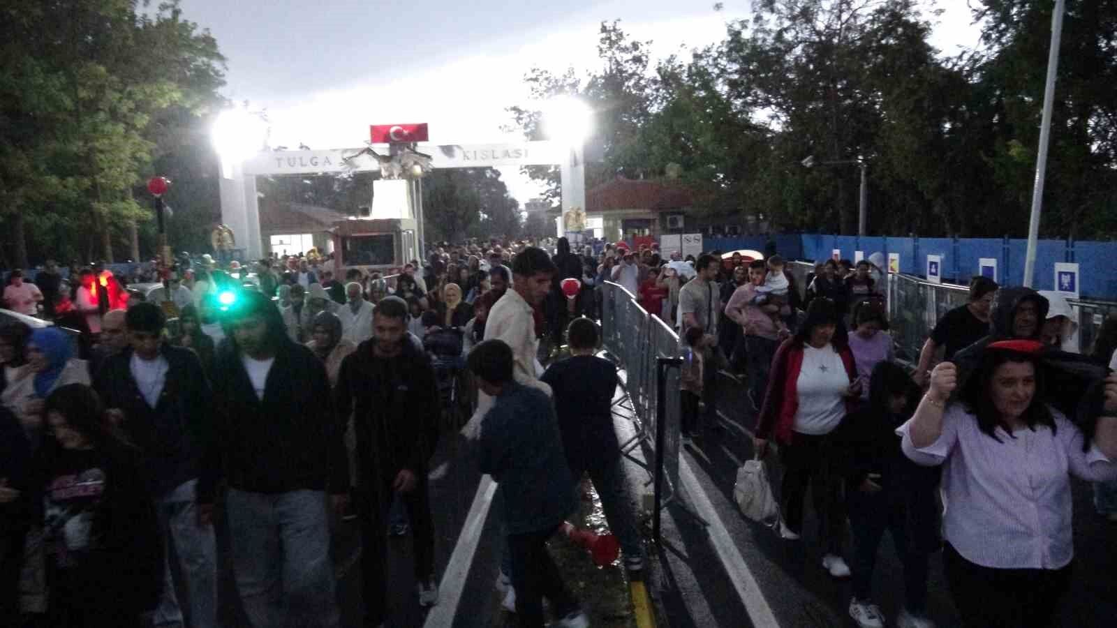Türk Yıldızları'nın Gösterisi İçin Malatyalılar Yağmura Rağmen Alana Akın Etti