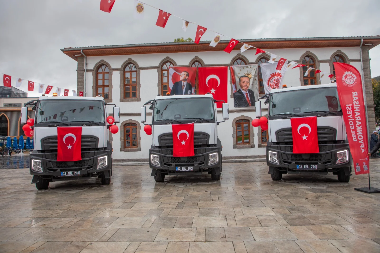 Afyon Belediyesi'ne 3 yeni temizlik aracı kazandırıldı: "Gelecek nesillere daha yaşanabilir bir yer bırakacağız”