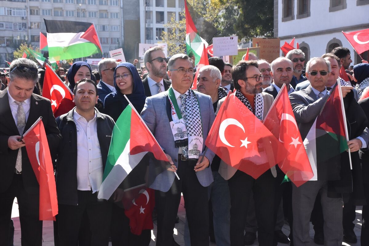 Afyon'da "Gazze'ye Destek Yürüyüşü" yapıldı: 7 bin öğrenci, öğretmen ve veli ellerinde bayraklarla yürüdü
