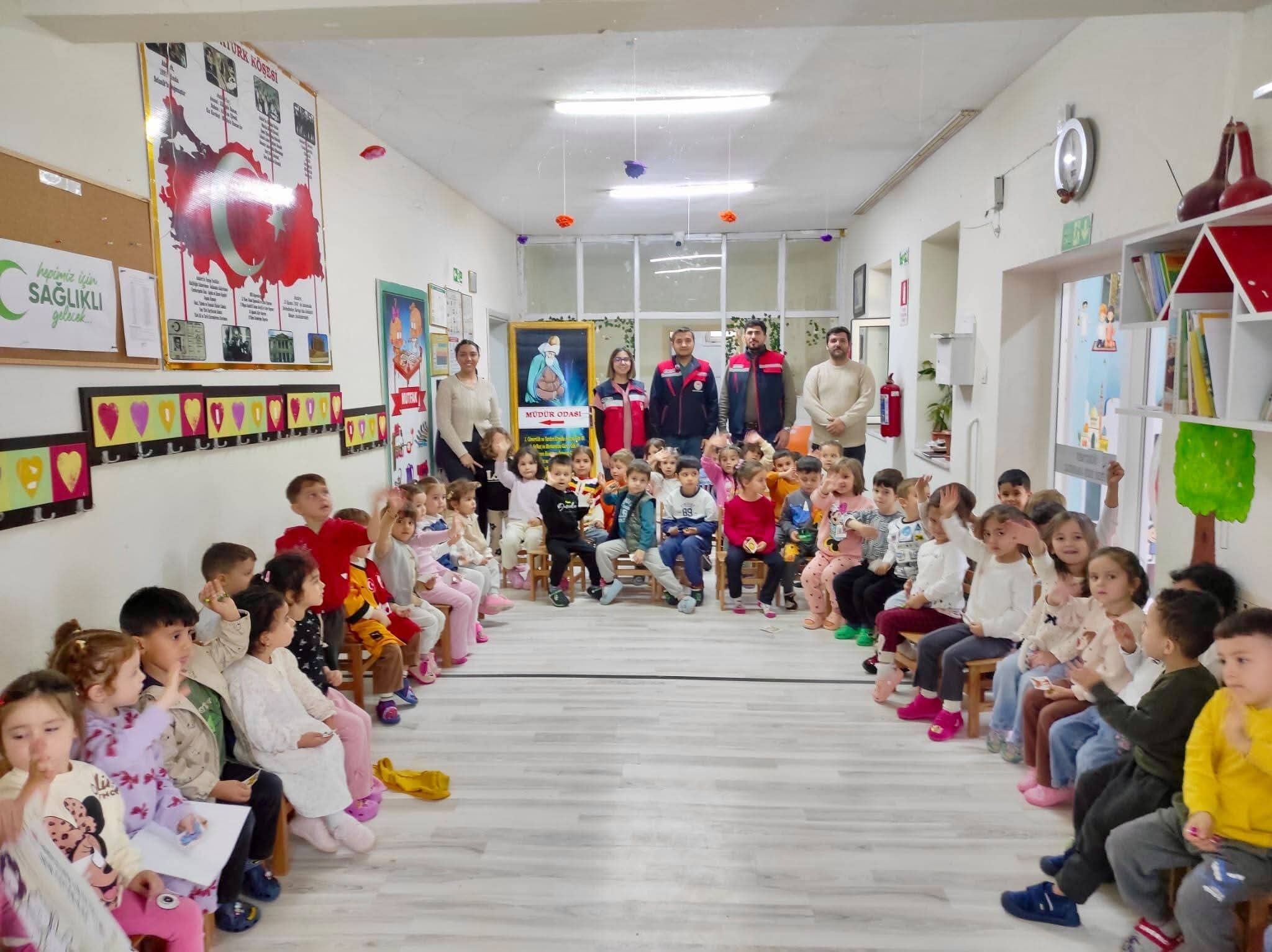 Afyon'da anaokulu öğrencilerine hayvan sevgisi eğitimi verildi