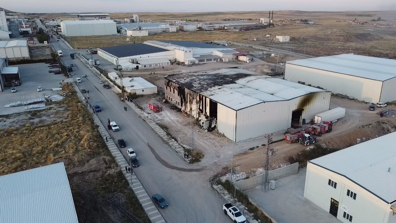 Afyon'da gıda fabrikasında korkutan yangın! Çok sayıda ekip sevk edildi