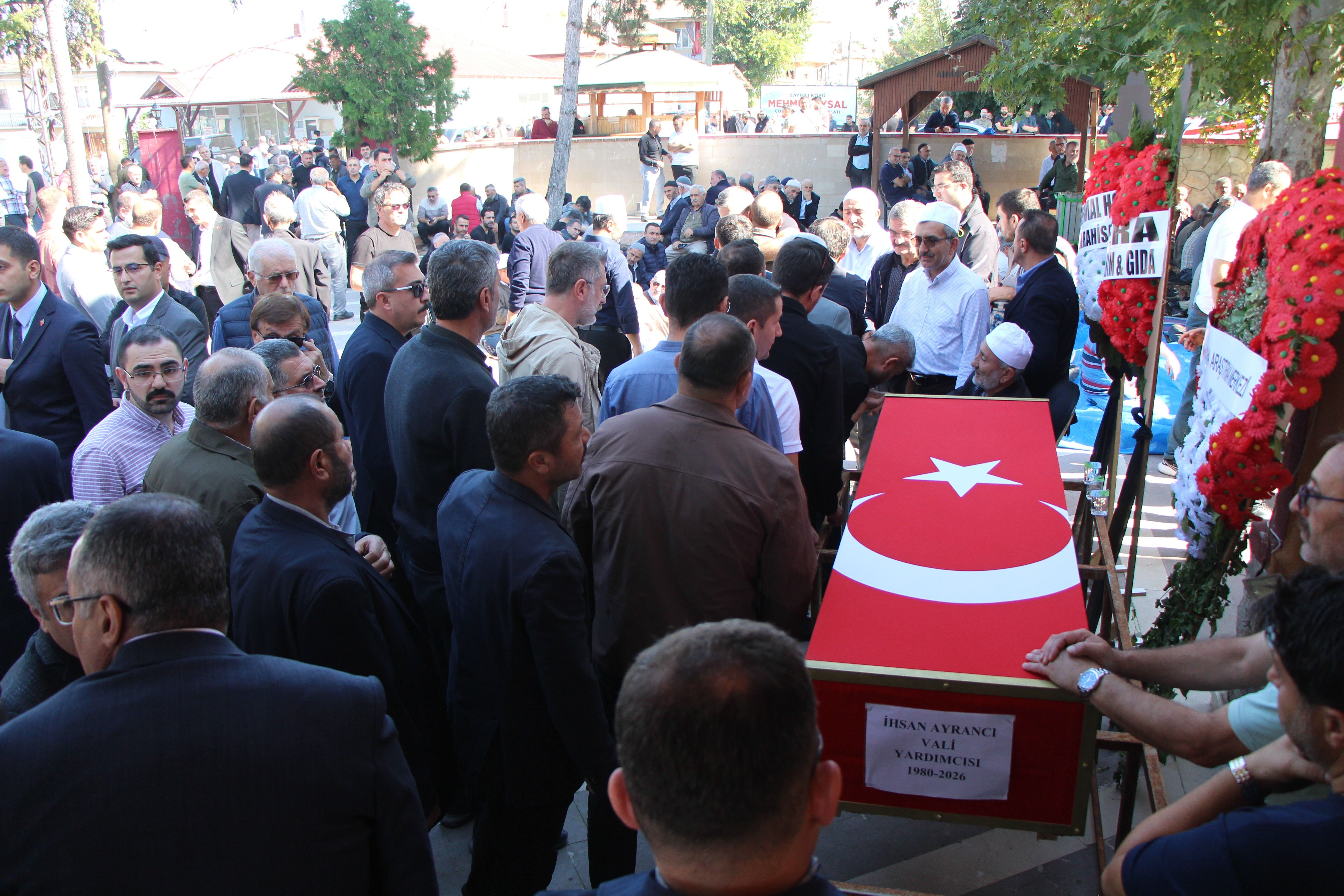 Afyon'da hayatını kaybeden Vali Yardımcısı defnedildi! Babasının sözleri yürekleri dağladı