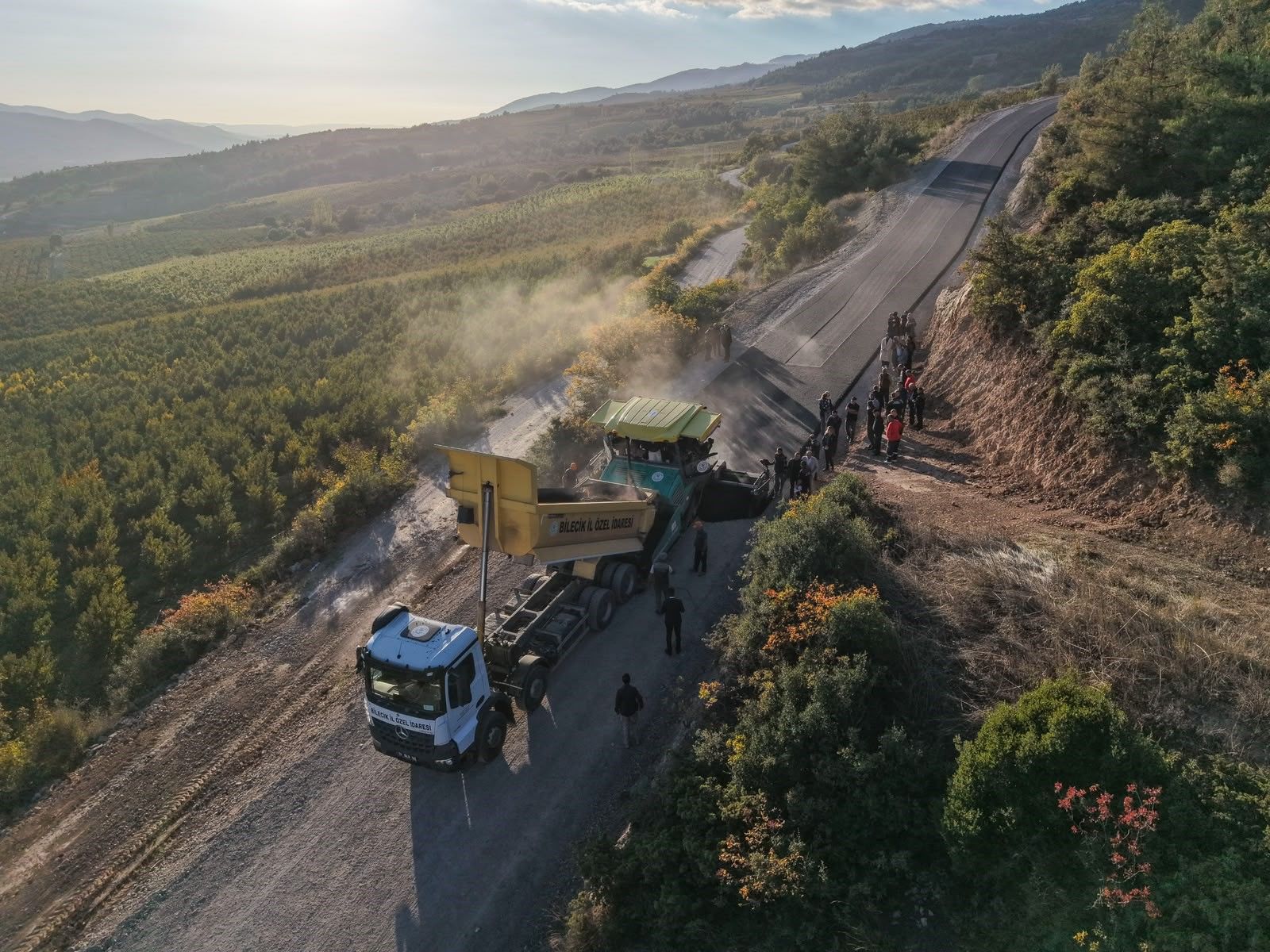 Osmaneli'de 3 Köyü Birbirine Bağlayan Yolda Sıcak Asfalt Çalışması Başladı