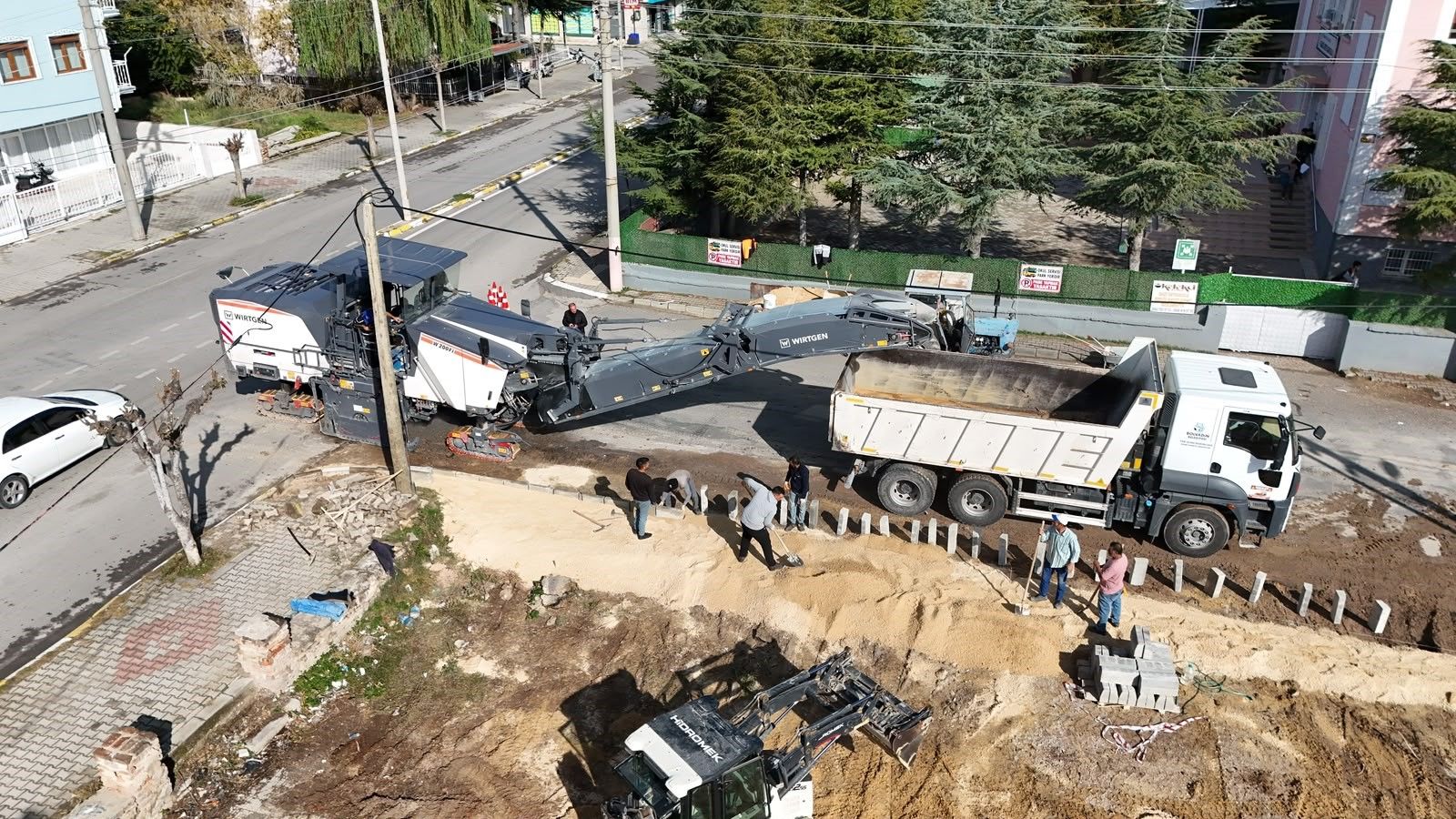 Afyon’un o ilçesinde sıcak asfalt çalışmaları başladı: 3 bin metrekarelik alana yapılacak