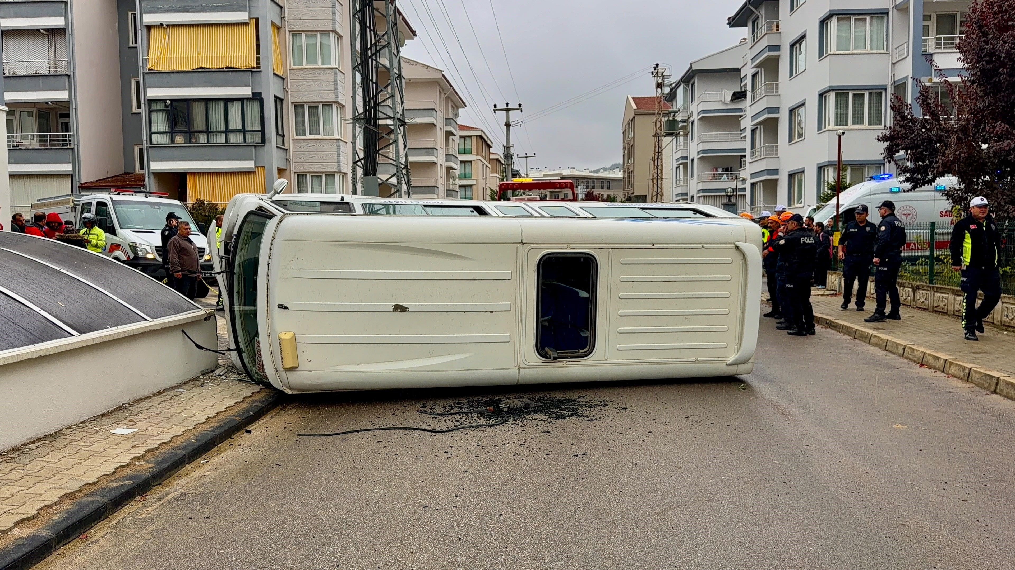 Afyon'da öğrenci servisi ile dolmuş çarpıştı! Çoğu çocuk 16 yaralı