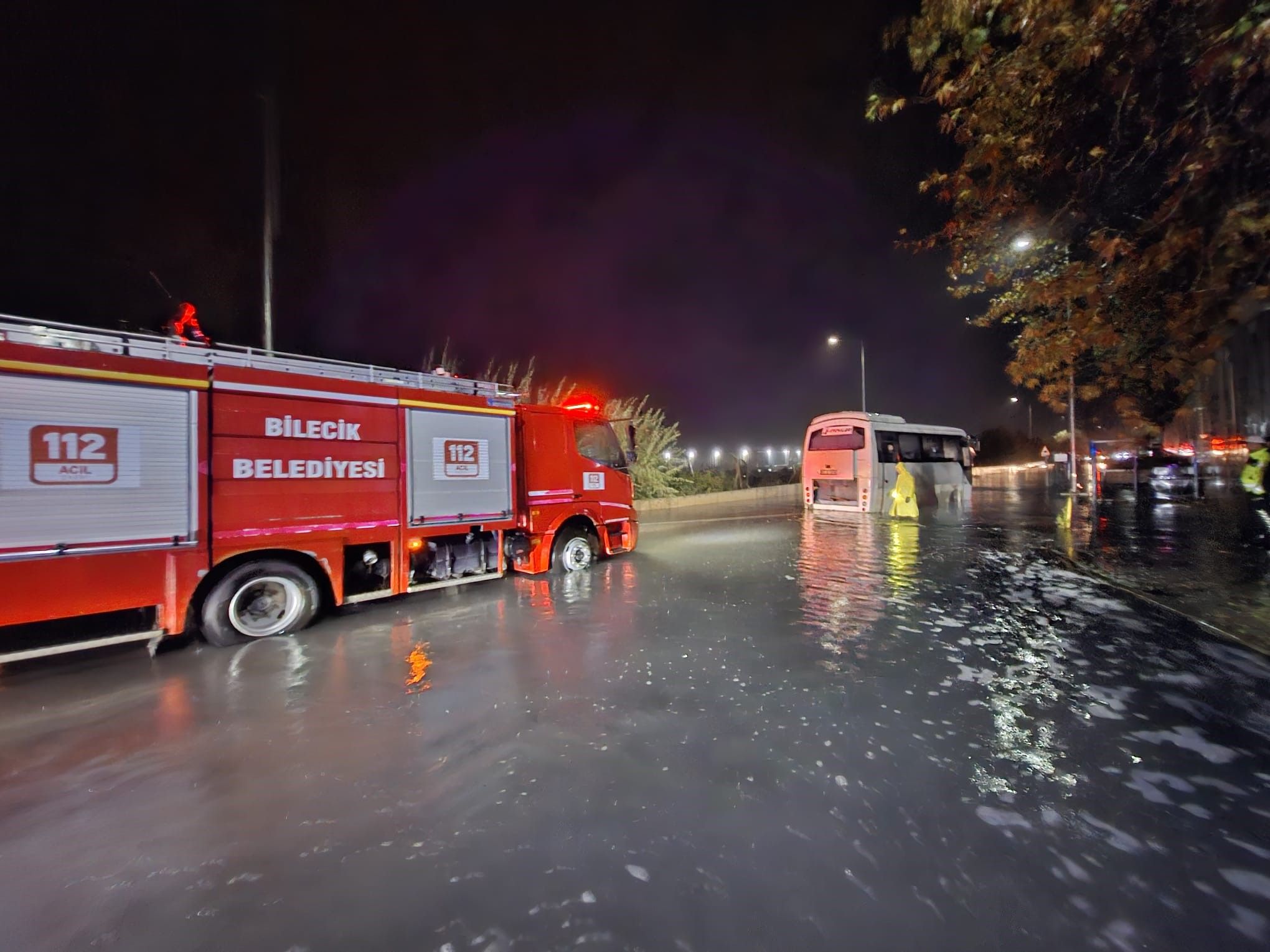 Bilecik'te işçi servisi su birikintisinde mahsur kaldı! AFAD ve itfaiye ekipleri kurtardı