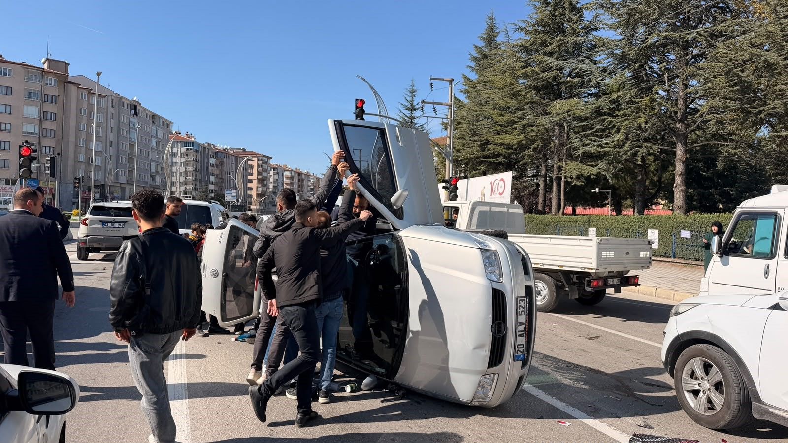 Afyon'da kırmızı ışıkta bekleyen araçlara çarptı! Otomobil devrildi
