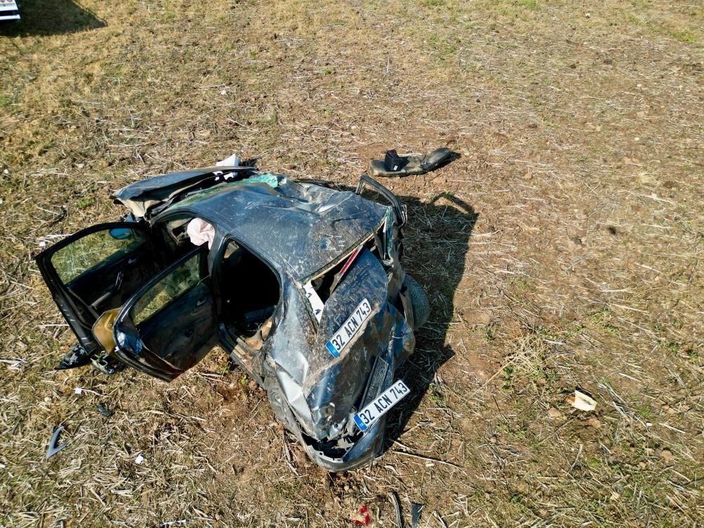 Afyon'da otomobil kağıt gibi ezildi! Sürücü kazadan yaralı kurtuldu