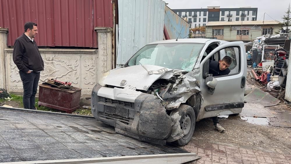 Afyonkarahisar'da vinç dehşeti! Çarptığı hafif ticari araç hurdaya döndü