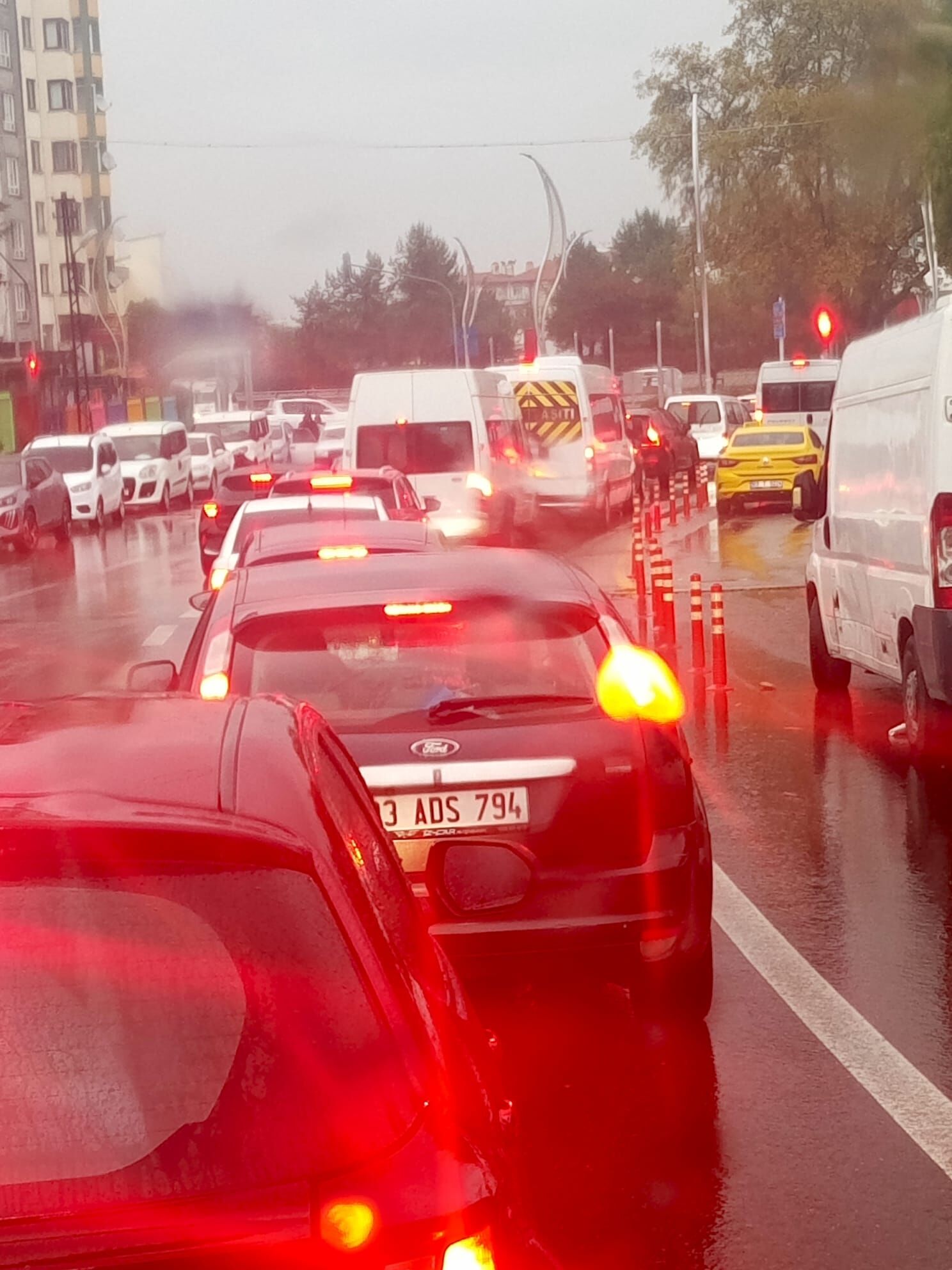 Afyon'da vatandaştan taksi durağı tepkisi: “Dar yolda, trafik ışıklarının yanında ne işi var?”