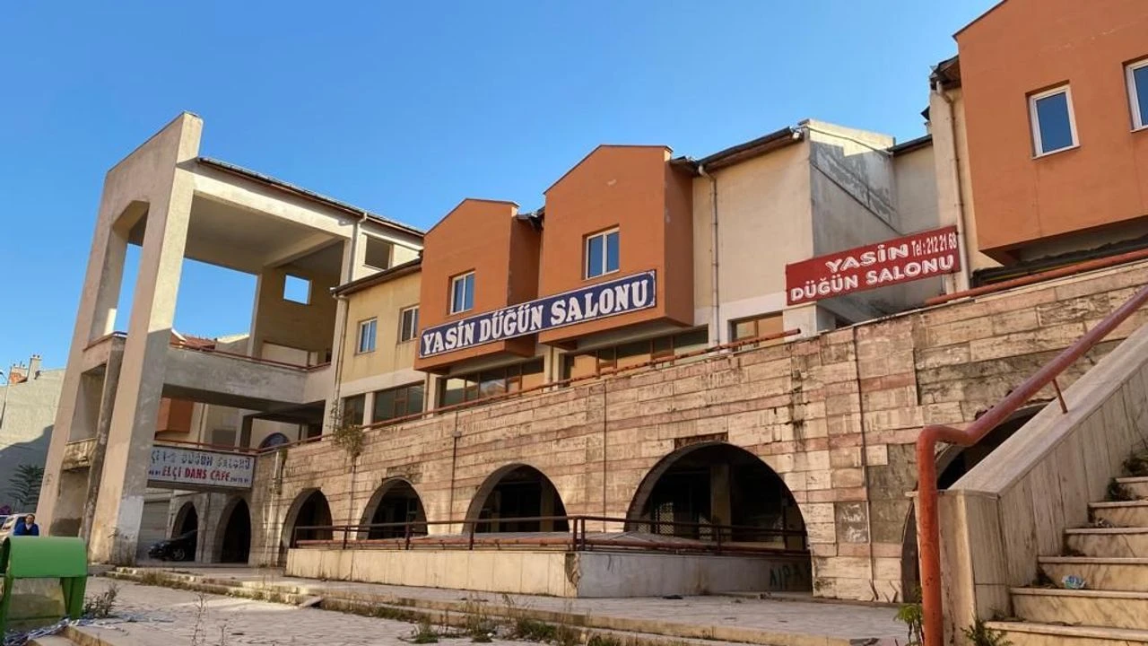 Afyon'da yıkılan İkinci Belediye Şehir Çarşısı ne olacak? Vatandaştan belediyeye sorular!