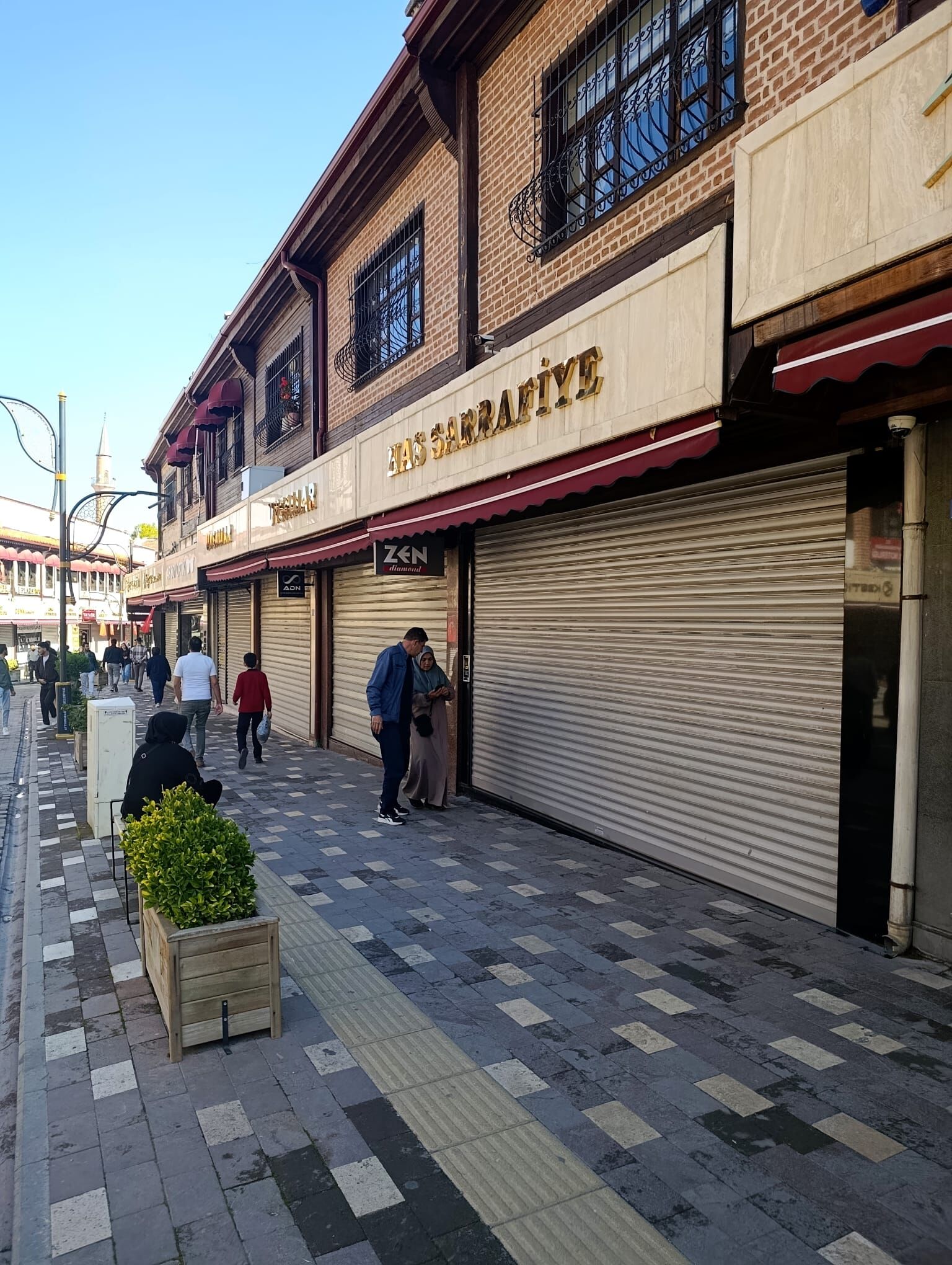 Afyon Uzun Çarşı’da elektrik krizi: “Kepenkler açılmadı, herkes dışarıda bekliyor”