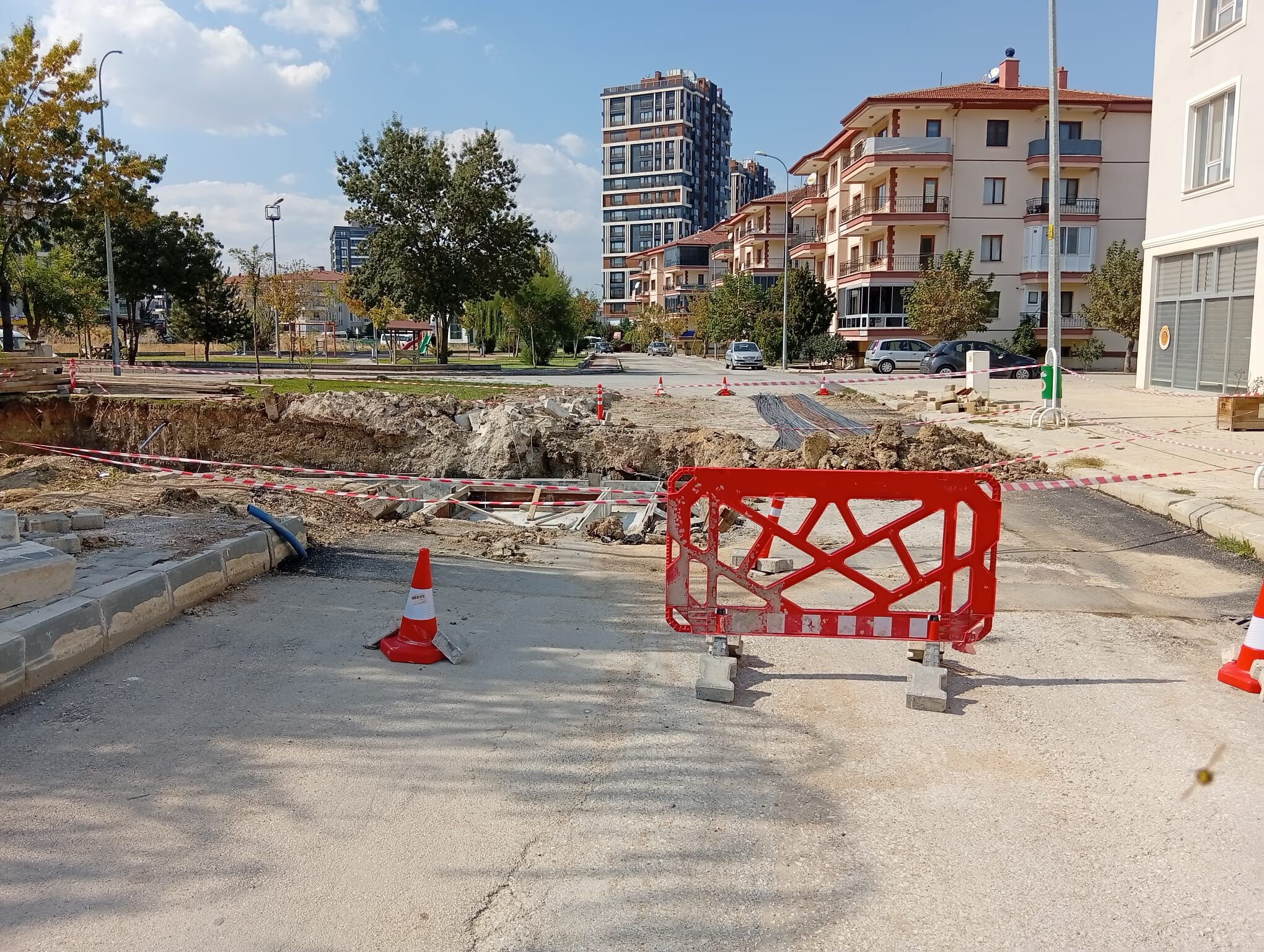 İYİ Parti’den Afyon Belediyesi’ne kritik sorular: “Dün yeşil alan olan yer bugün nasıl yapılaşmaya açılıyor?”