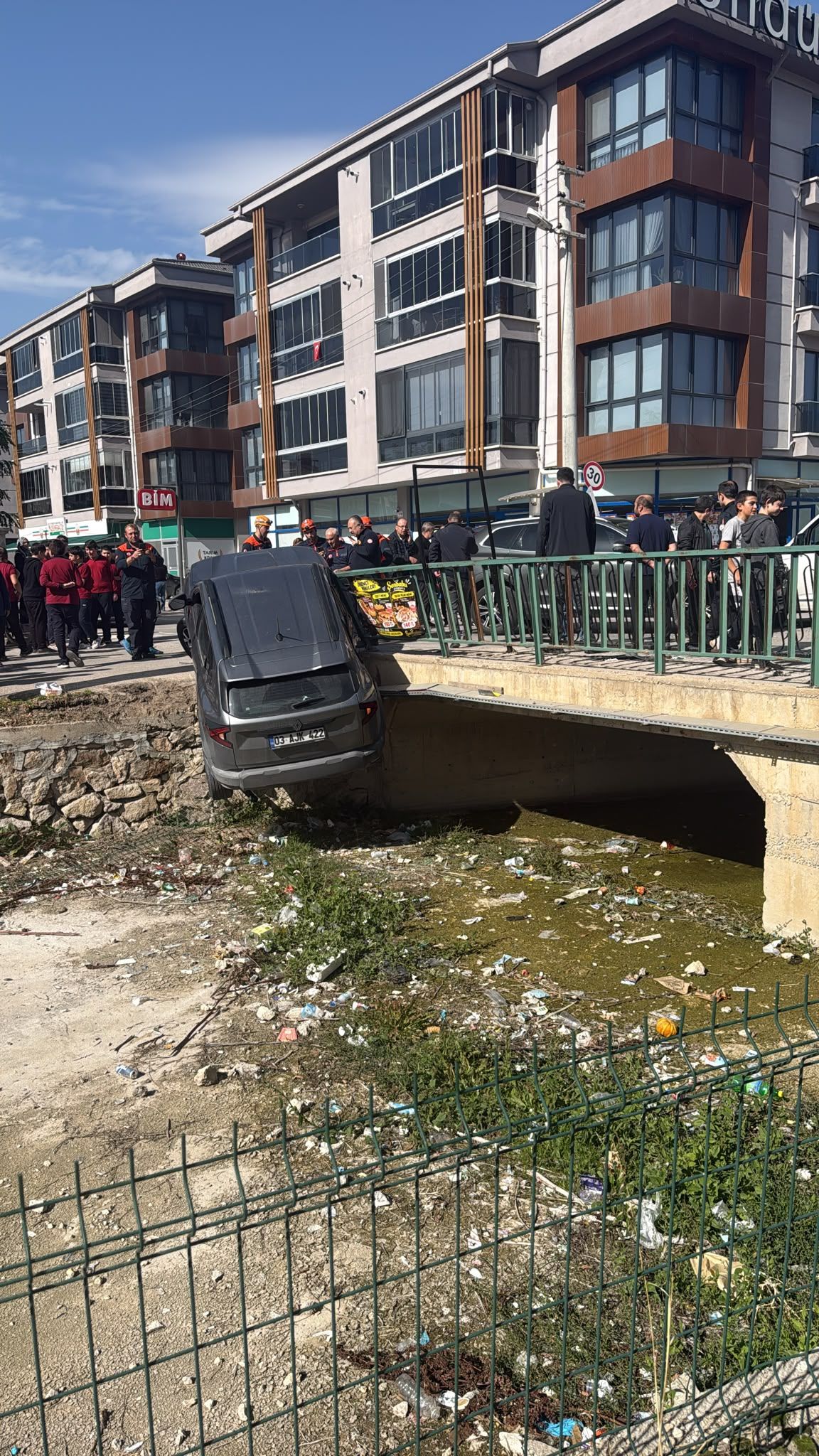 Afyon’da okul önünde feci kaza: Bir araç dere yatağına uçtu, çok sayıda araç birbirine girdi
