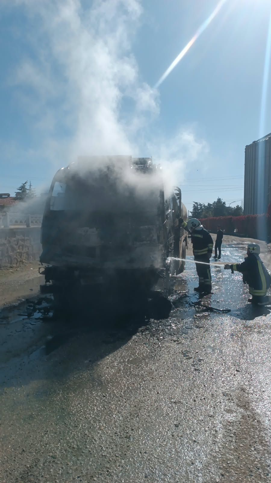 Afyon'da faciaya ramak kaldı! Akaryakıt tankerli kamyon alev aldı