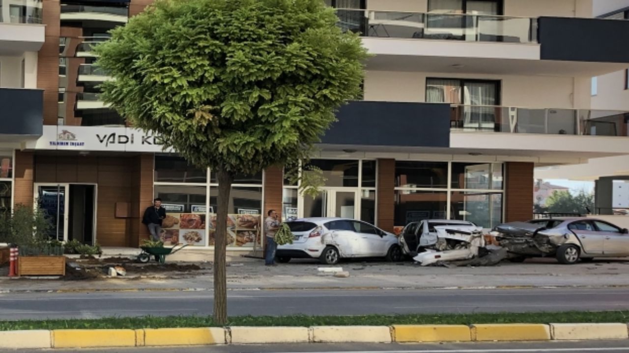 Otomobil, park halindeki araçlara çarptı: 3 yaralı 
