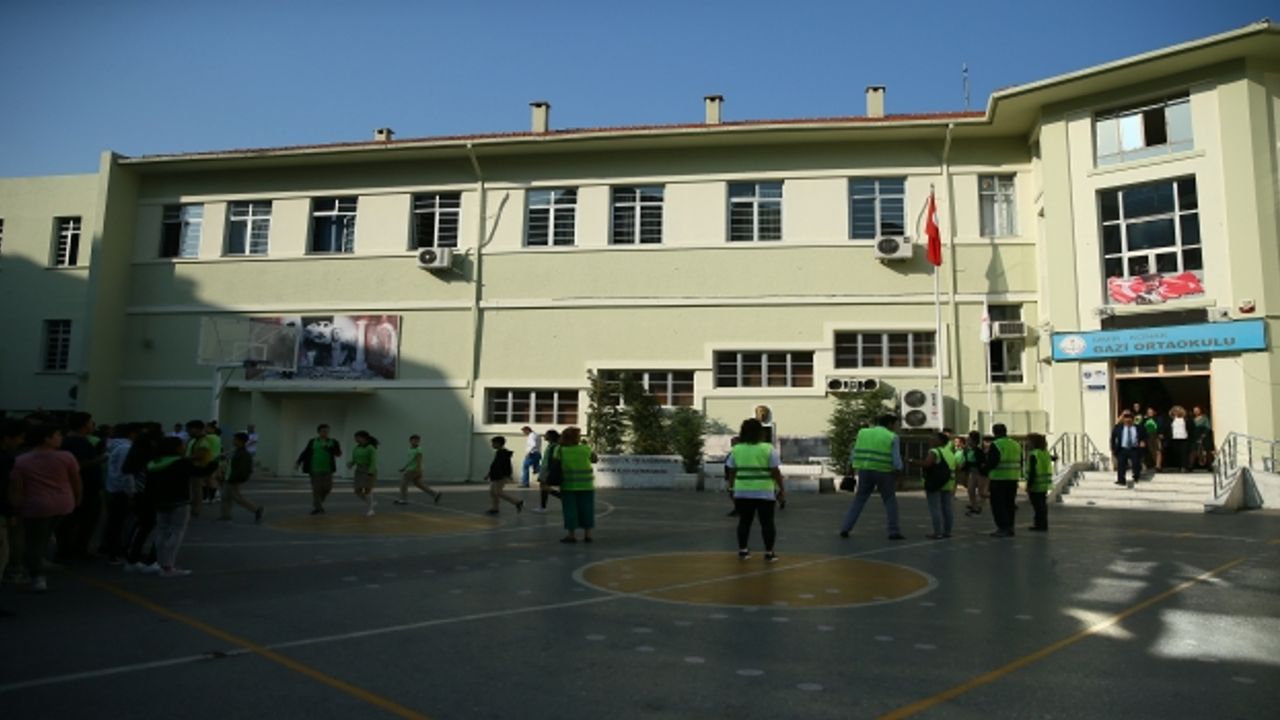 İzmir'de okulda yangın tatbikatı yapıldı