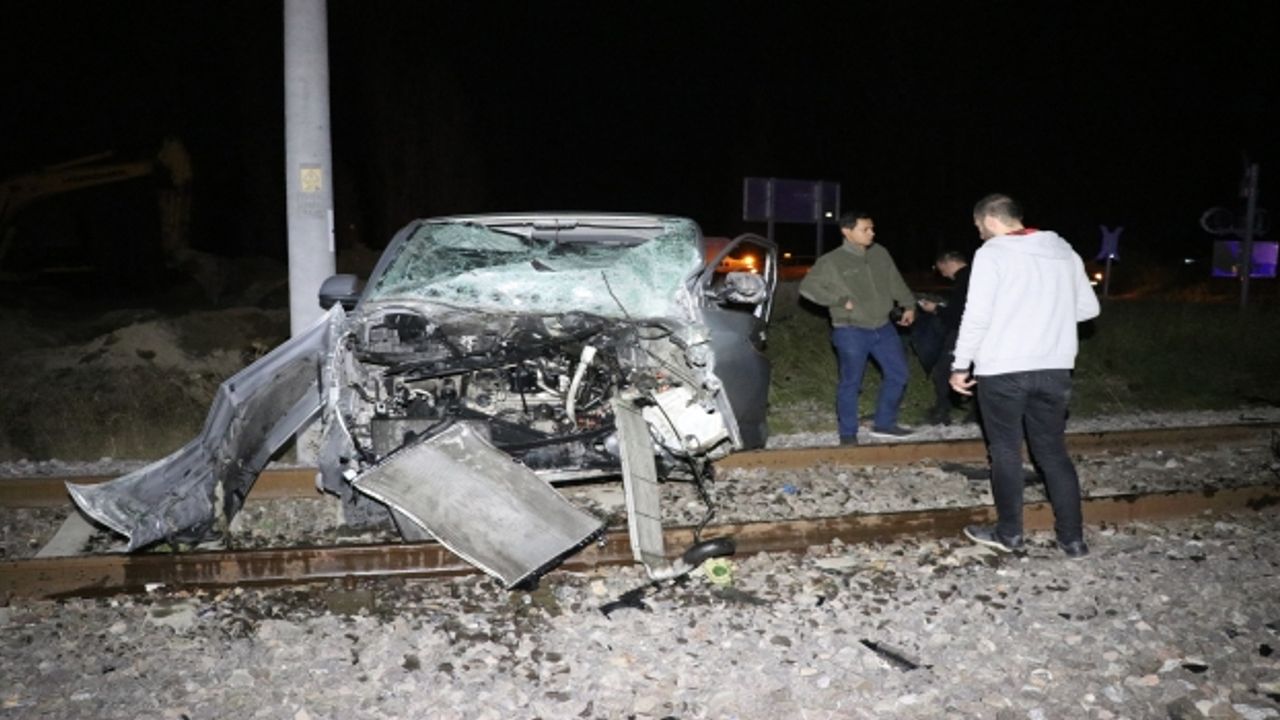 Kütahya'da raybüsün çarptığı minibüsün sürücüsü ağır yaralandı 