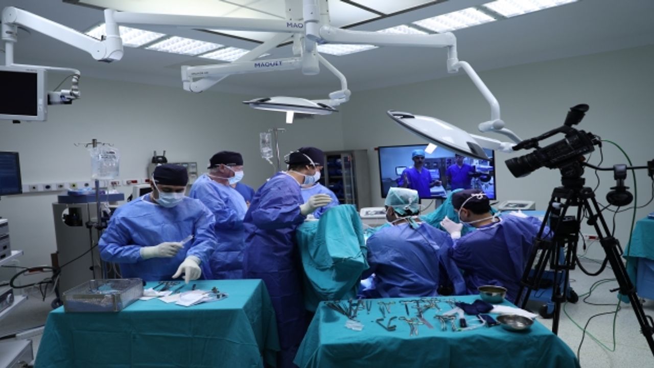 Medipol Mega canlı cerrahiye ev sahipliği yaptı