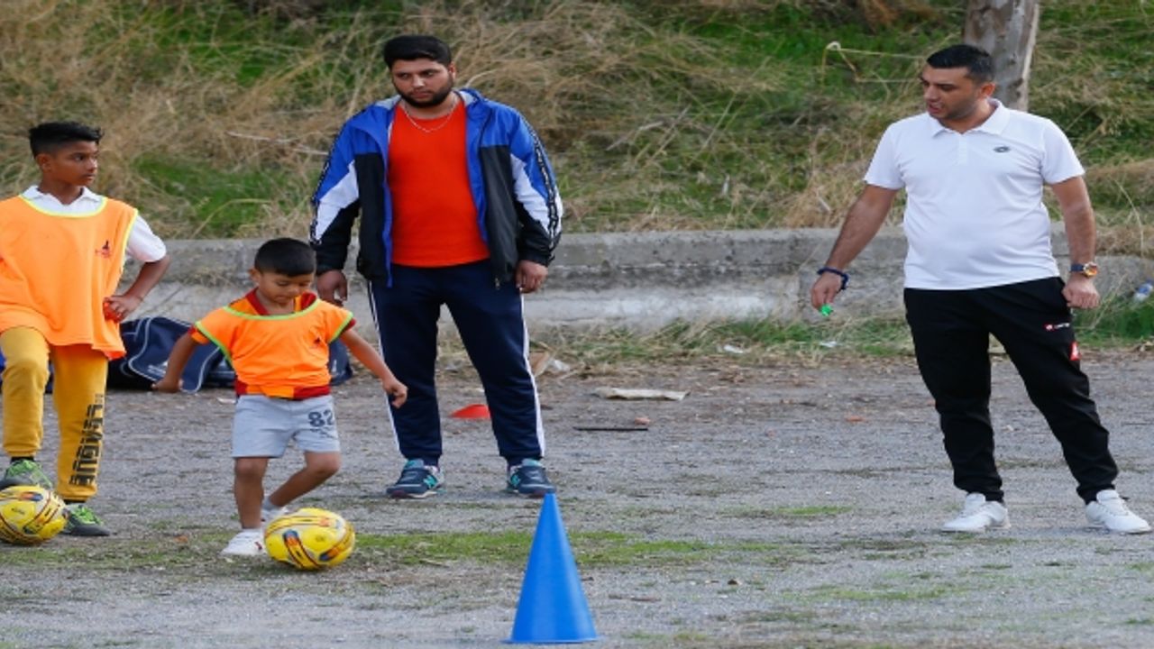 Kunduracı futbol antrenörü çocukları kötü alışkanlıklardan uzaklaştırıyor