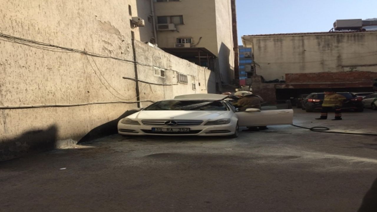 İzmir'de park halindeki araç yandı
