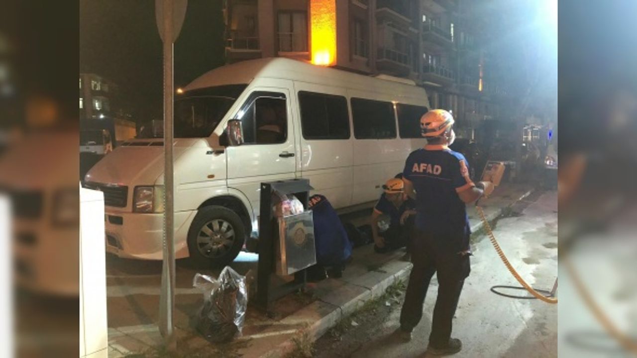 Afyon'da minibüsün altına sıkışan kedi kurtarıldı