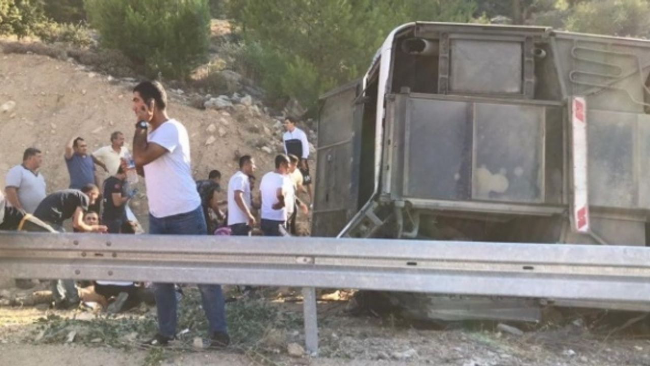 Askerleri taşıyan otobüs devrildi: 5 şehit, 27 yaralı